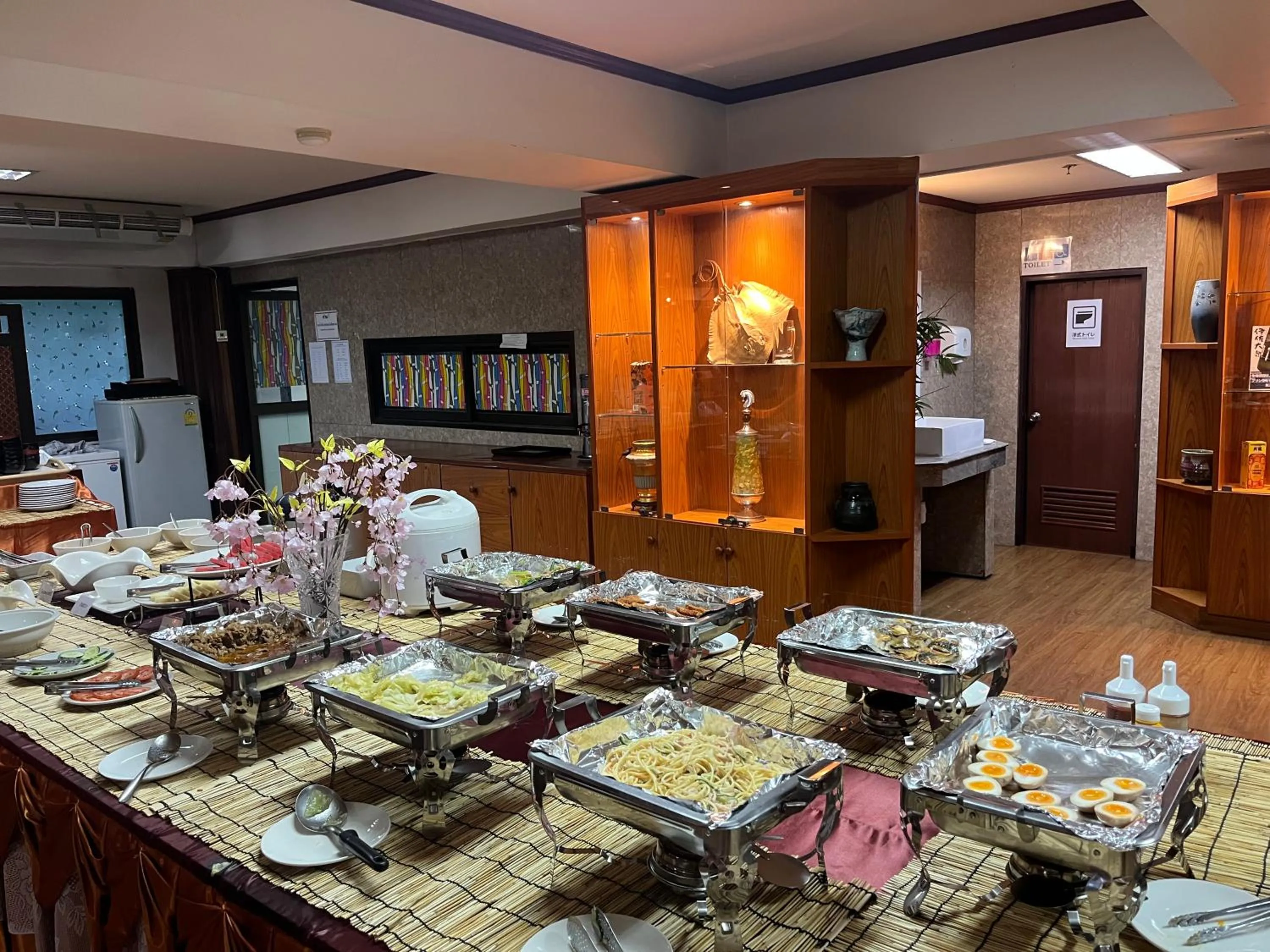 Restaurant/places to eat in Yamadaya Apartment