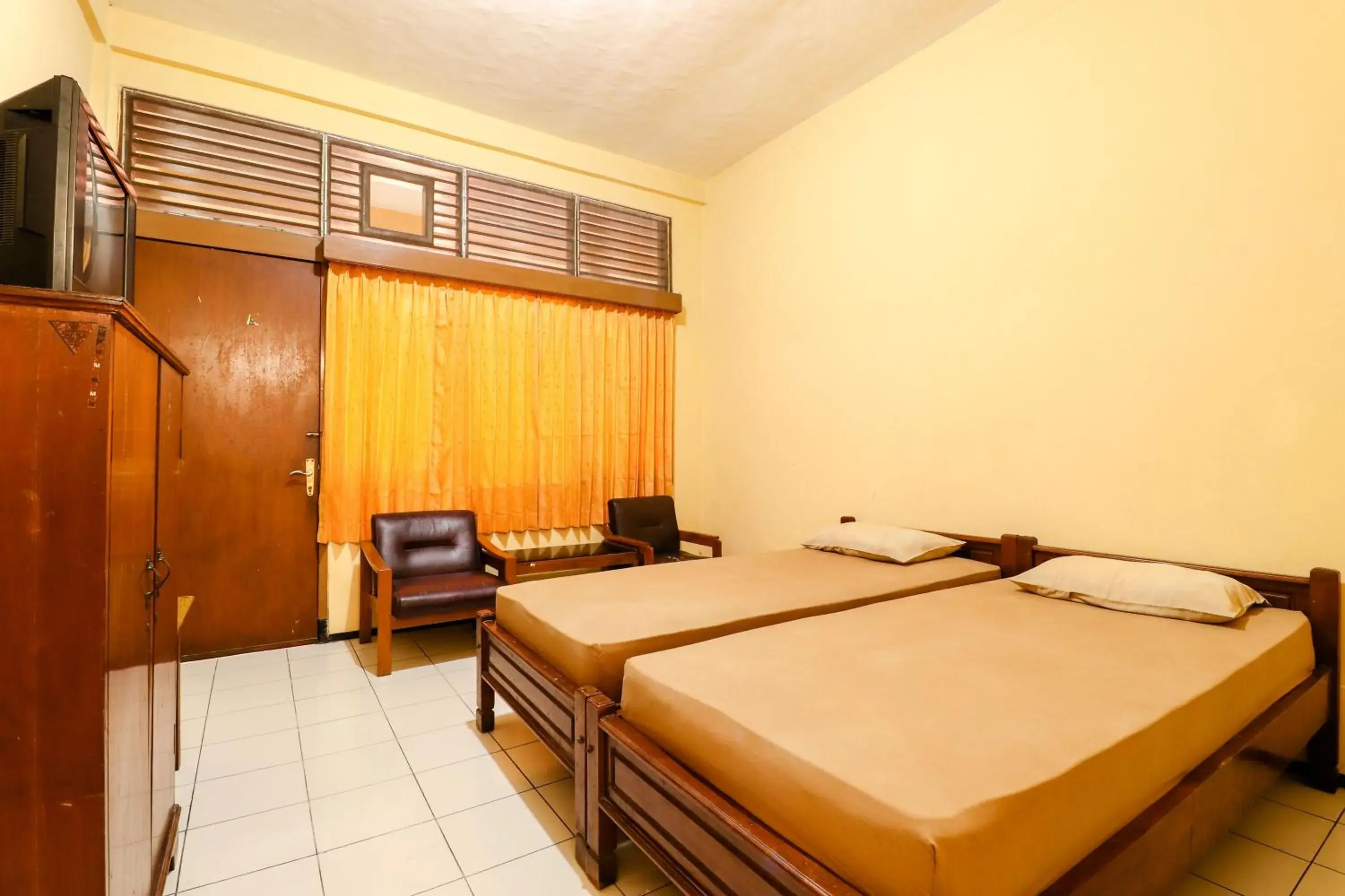 Standard Double Room with Fan in Hotel Bungurasih Syariah Standard Double Room with Fan in Hotel Bungurasih Syariah