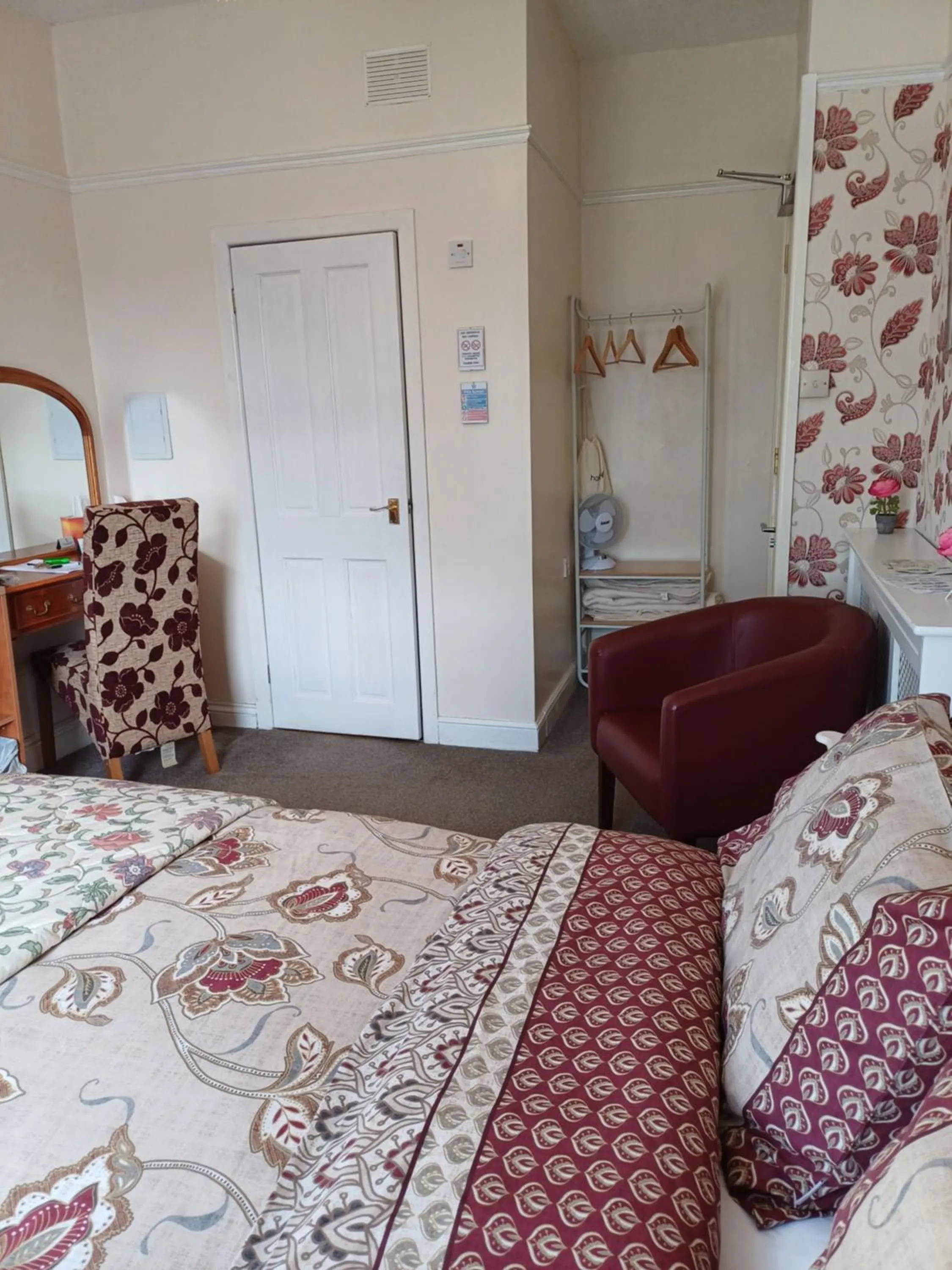 Bed in Llanwrtyd Hall B&B Angelis Holistic Retreat