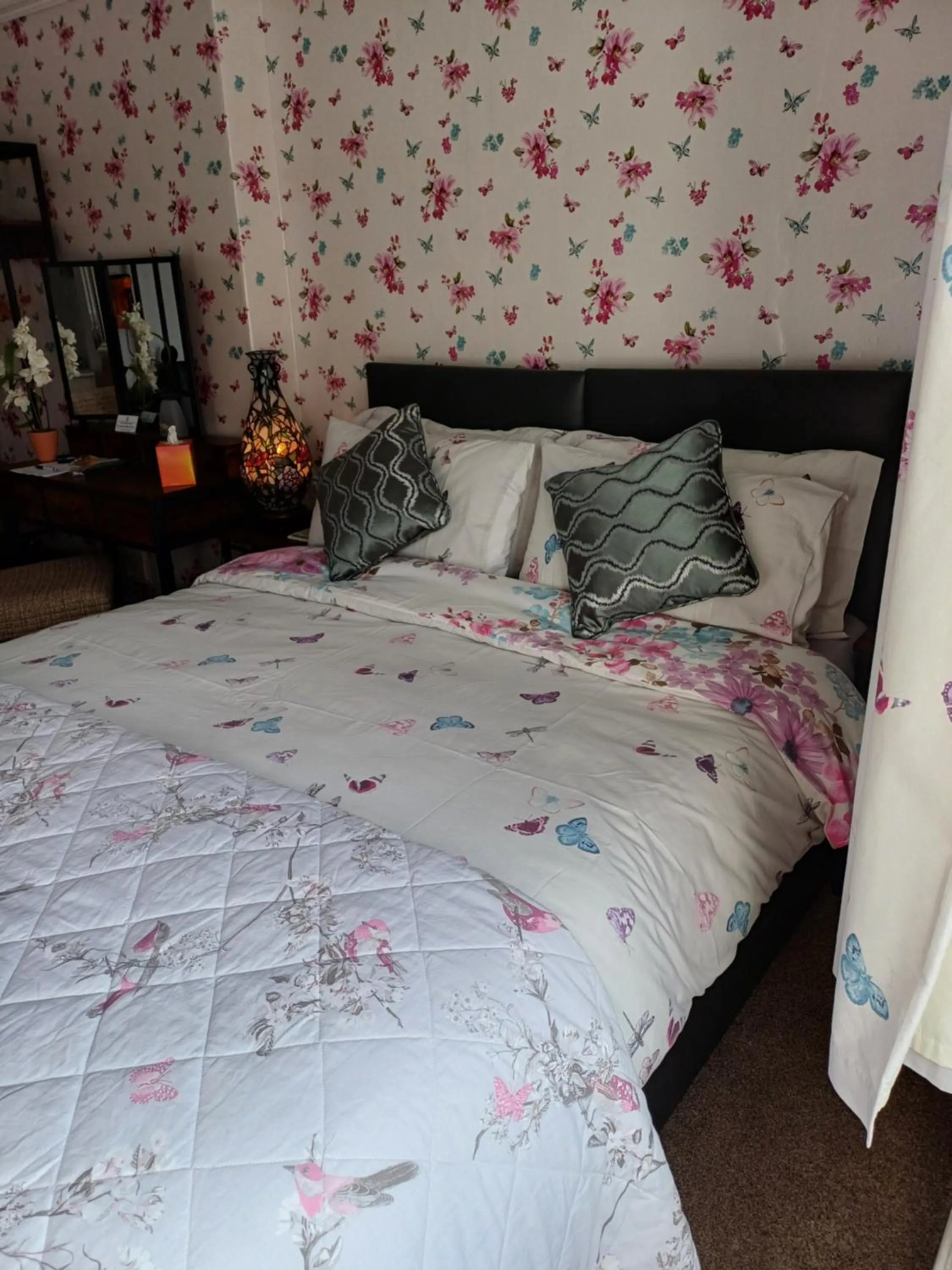 Bed in Llanwrtyd Hall B&B Angelis Holistic Retreat