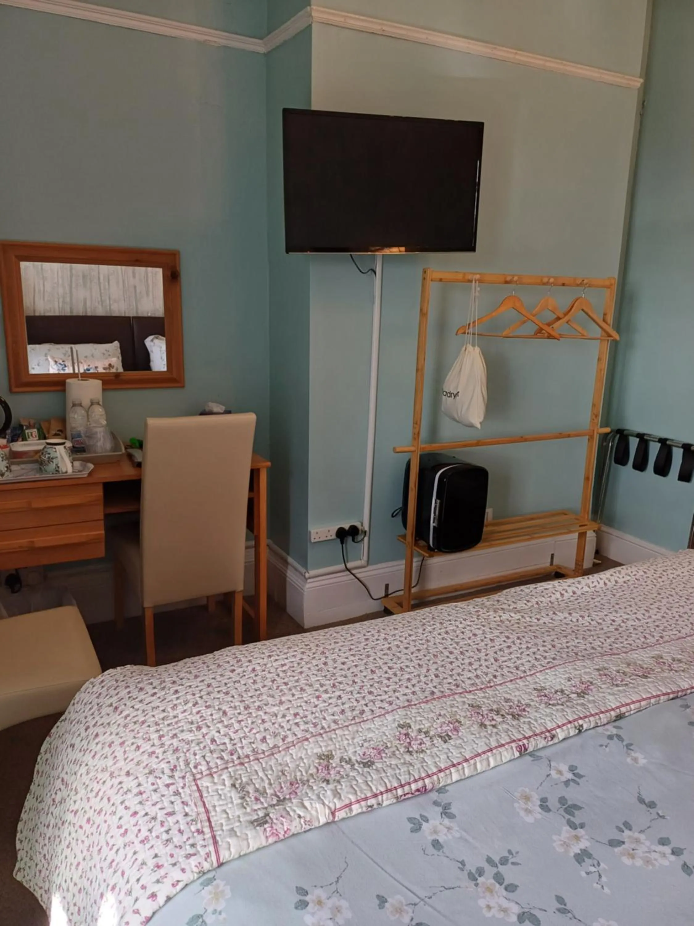 Bed in Llanwrtyd Hall B&B Angelis Holistic Retreat