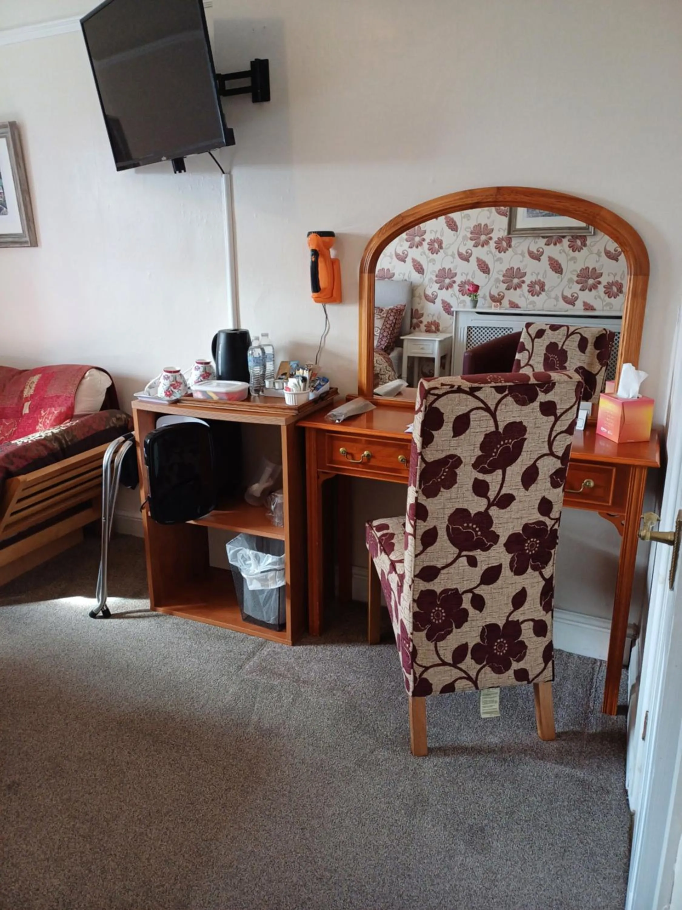 Bed in Llanwrtyd Hall B&B Angelis Holistic Retreat