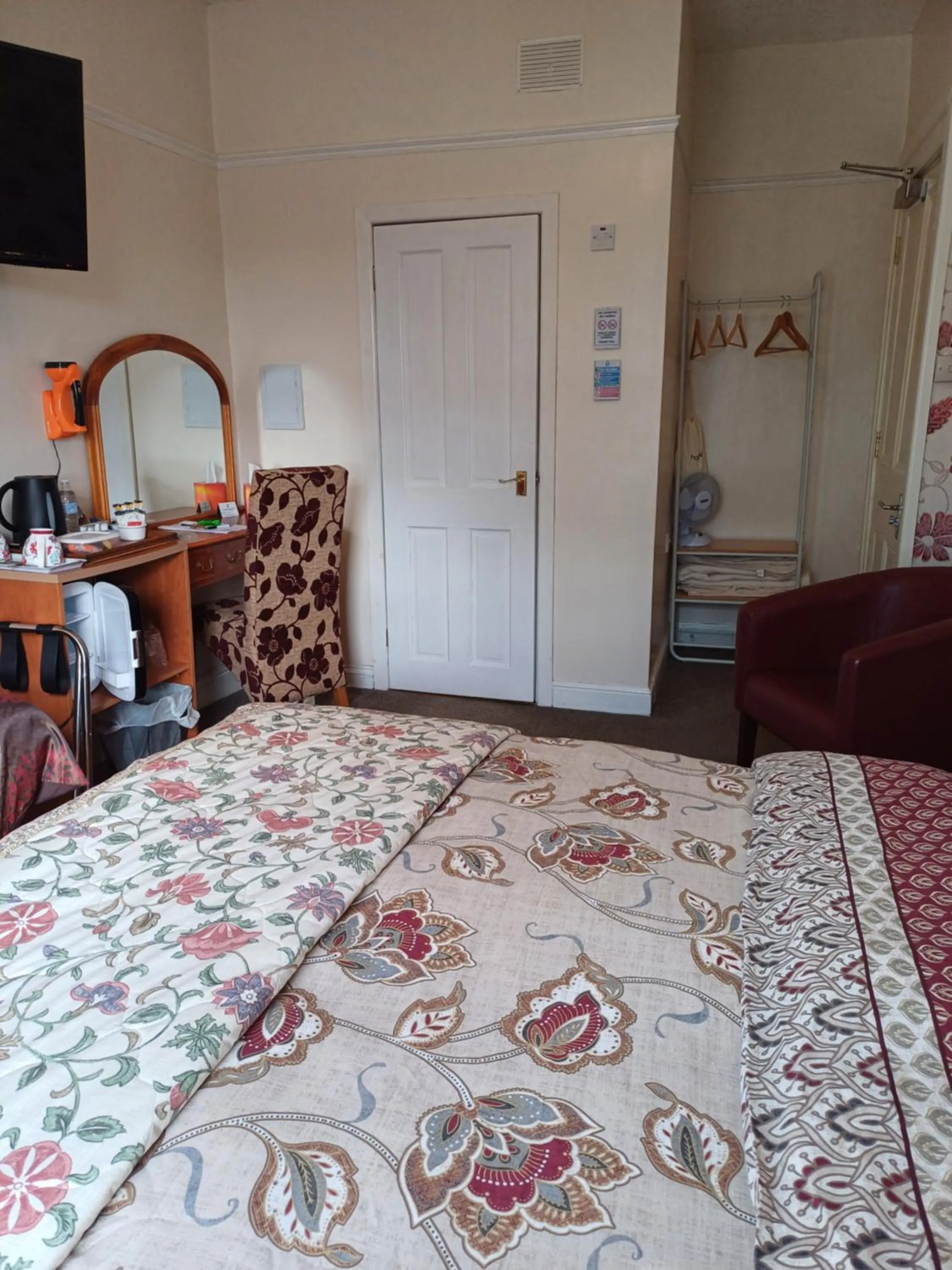 Bed in Llanwrtyd Hall B&B Angelis Holistic Retreat