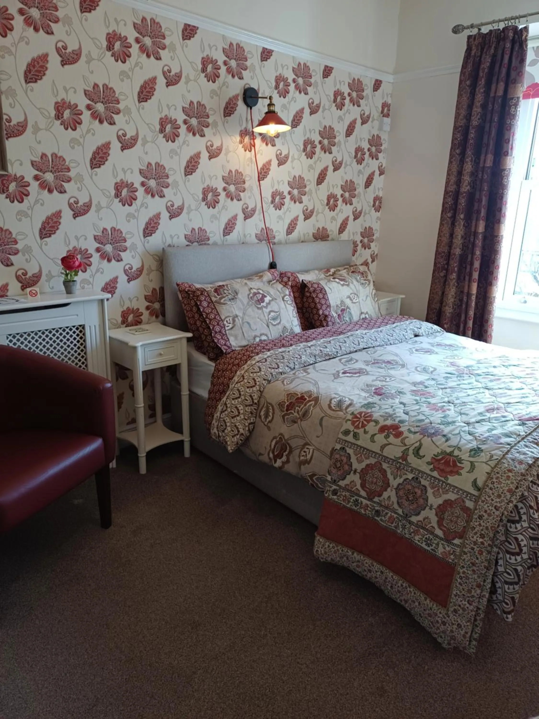 Bed in Llanwrtyd Hall B&B Angelis Holistic Retreat