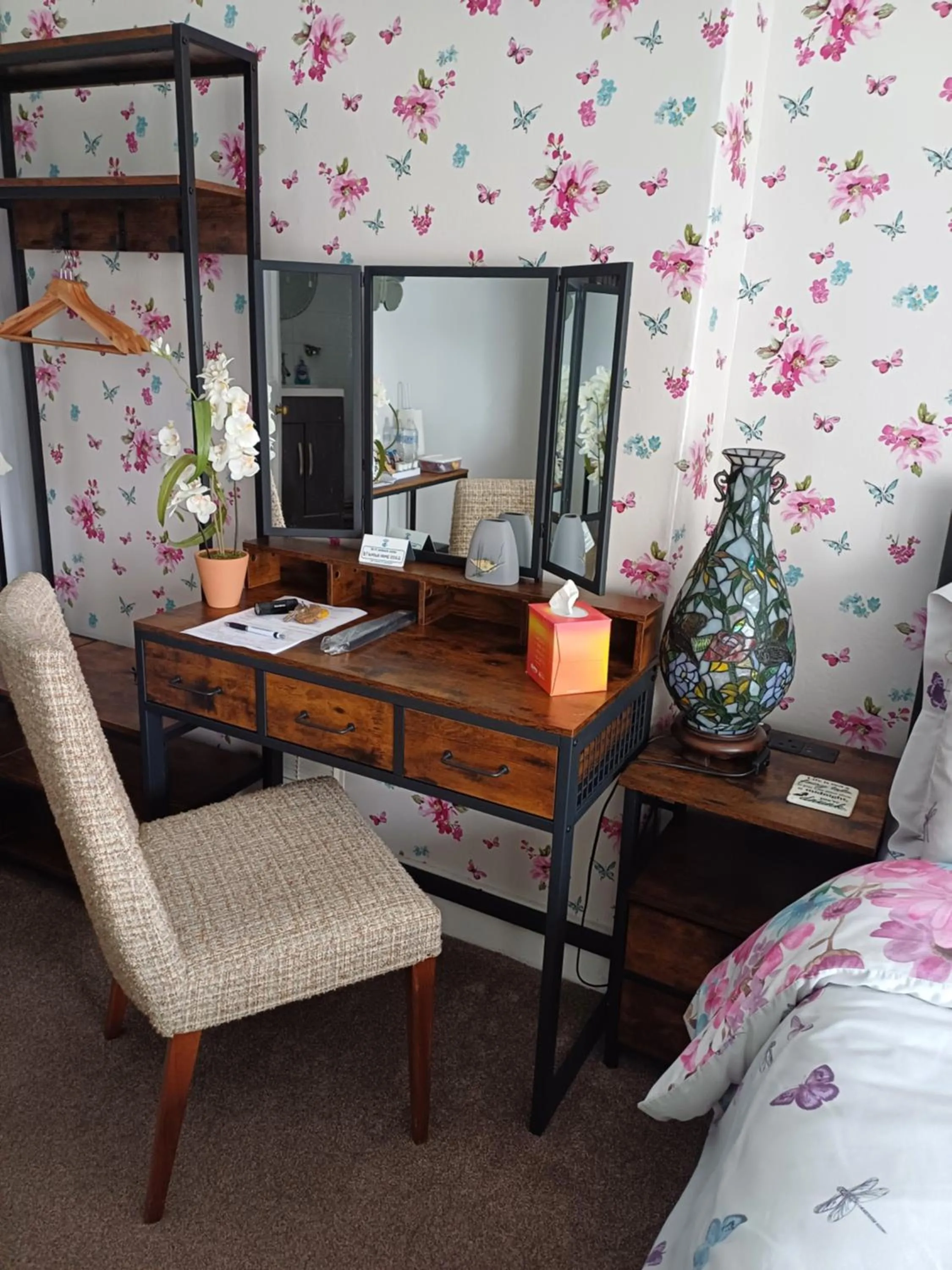Bed in Llanwrtyd Hall B&B Angelis Holistic Retreat
