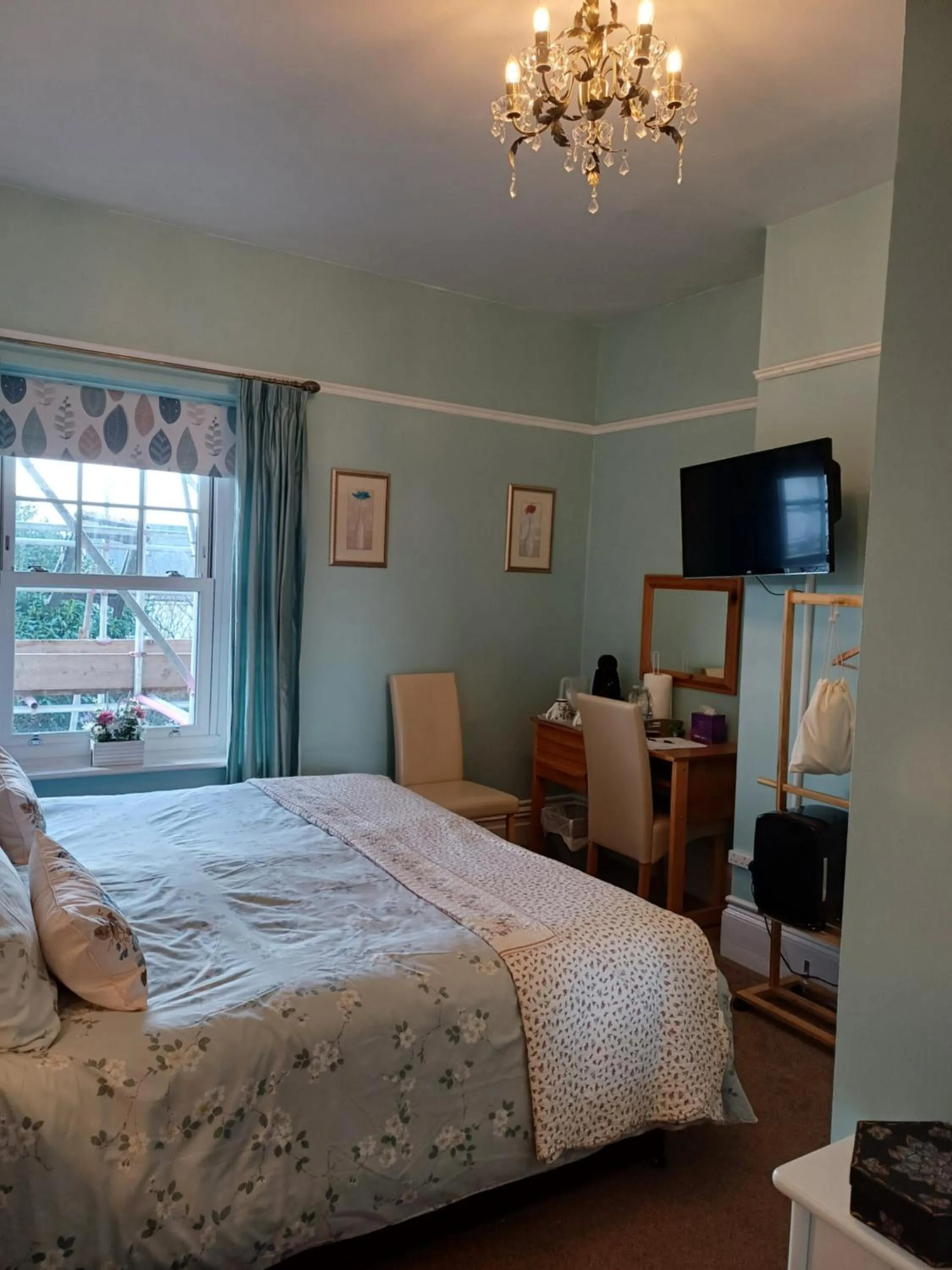 Bed in Llanwrtyd Hall B&B Angelis Holistic Retreat