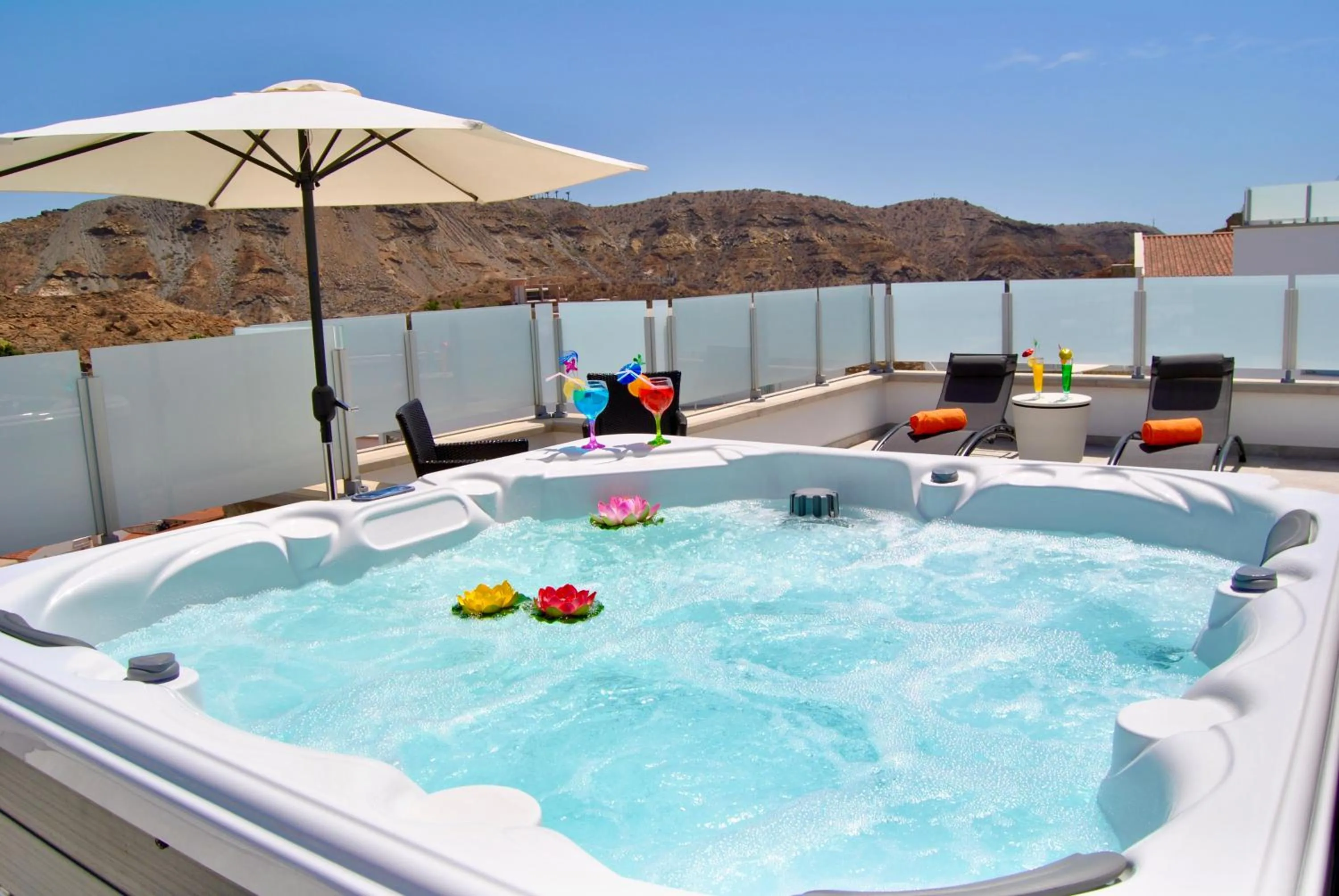 Big Villa Tauro with Private Heated Saltwater Pool & Jacuzzi & BBQ & Game Room & Arcade Games