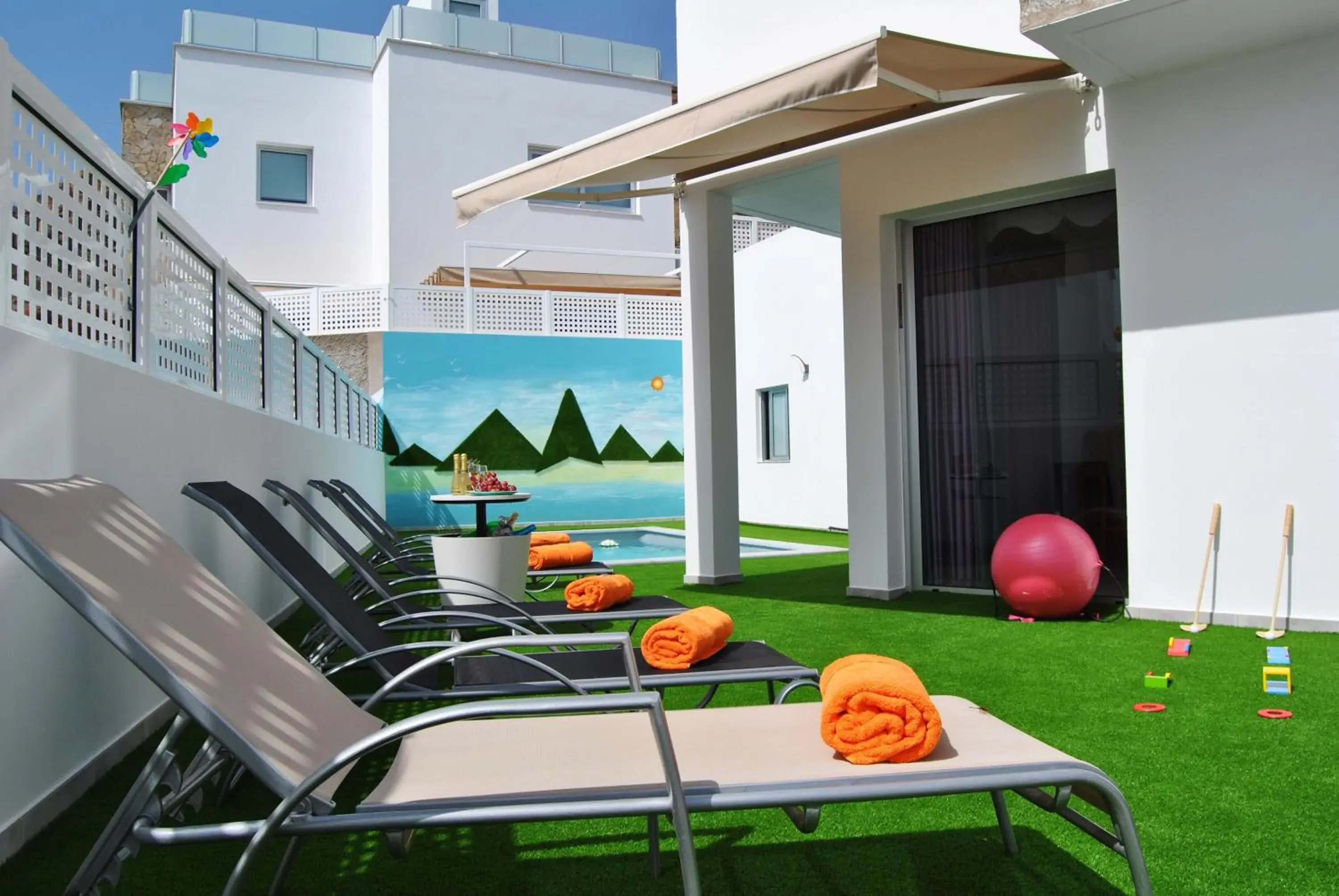 Big Villa Tauro with Private Heated Saltwater Pool & Jacuzzi & BBQ & Game Room & Arcade Games Big Villa Tauro with Private Heated Saltwater Pool & Jacuzzi & BBQ & Game Room & Arcade Games