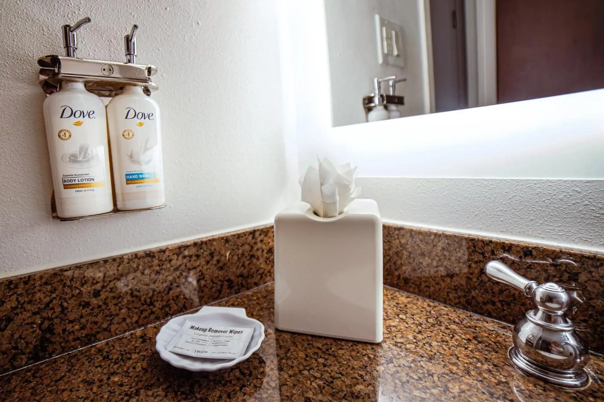 Standard King Room with Balcony in Holiday Inn Irving Las Colinas by IHG Standard King Room with Balcony in Holiday Inn Irving Las Colinas by IHG