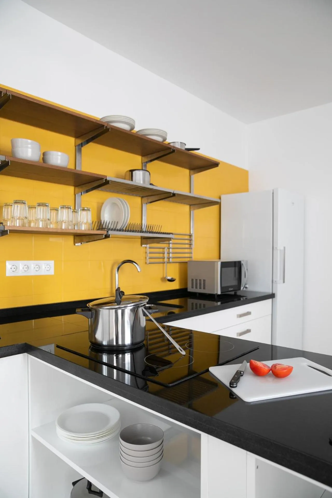 Communal kitchen in Planeta Cadiz Hostel