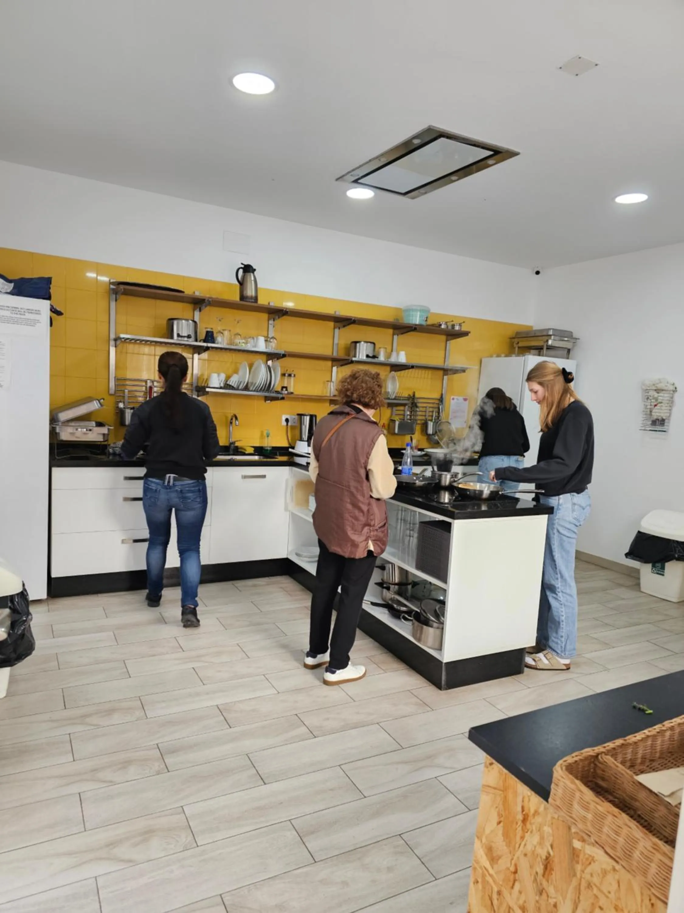 Communal kitchen in Planeta Cadiz Hostel