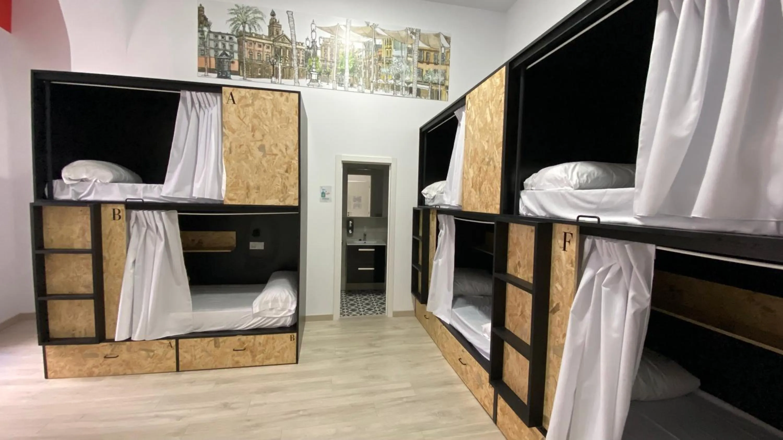 bunk bed, Bed in Planeta Cadiz Hostel