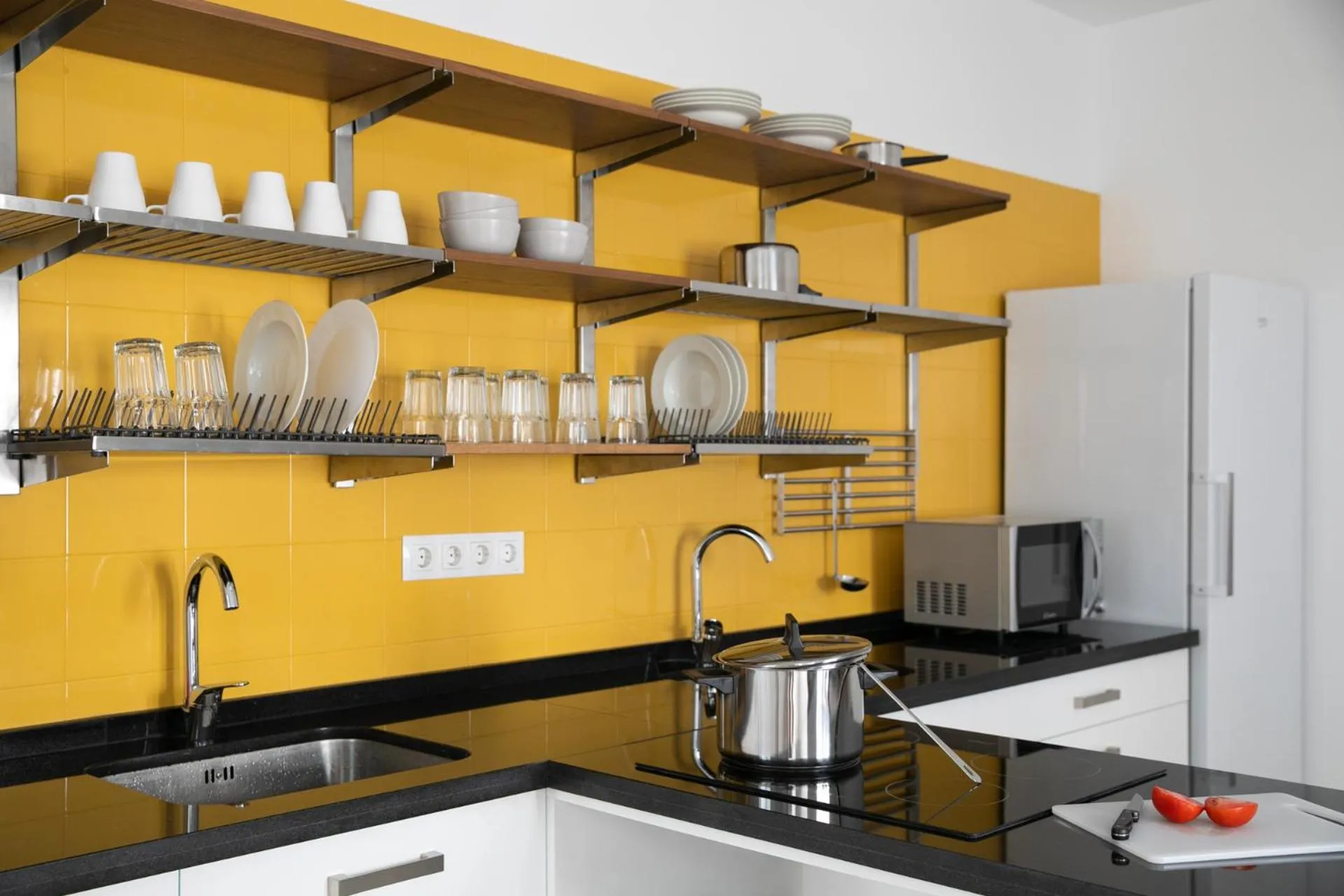Communal kitchen in Planeta Cadiz Hostel