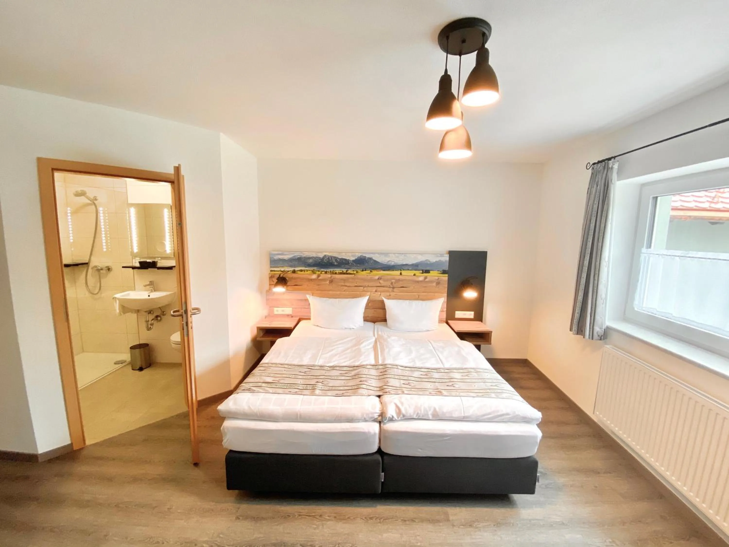 Bed in Traditions-Gasthaus Bayrischer Hof