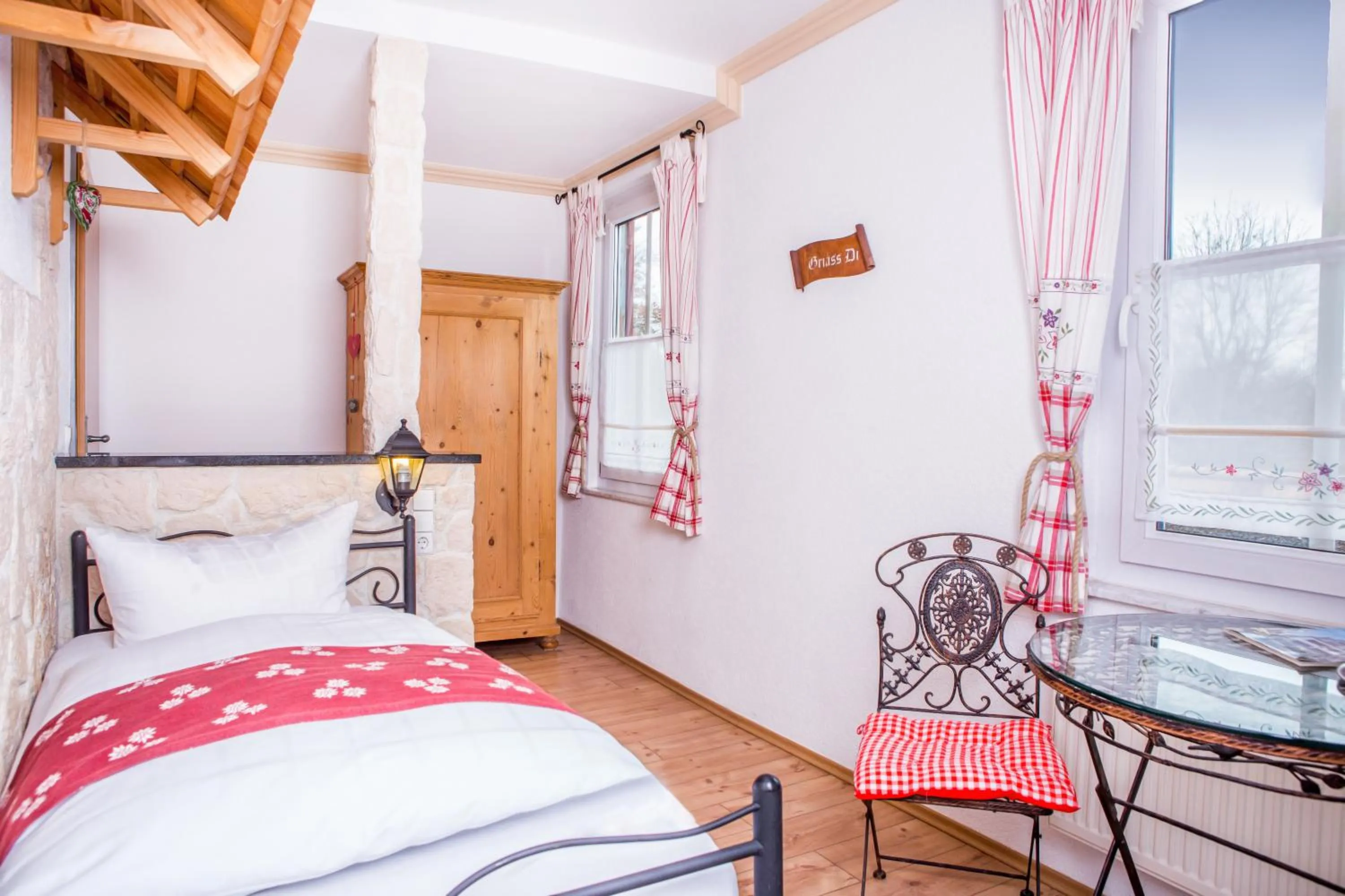 Bed in Traditions-Gasthaus Bayrischer Hof