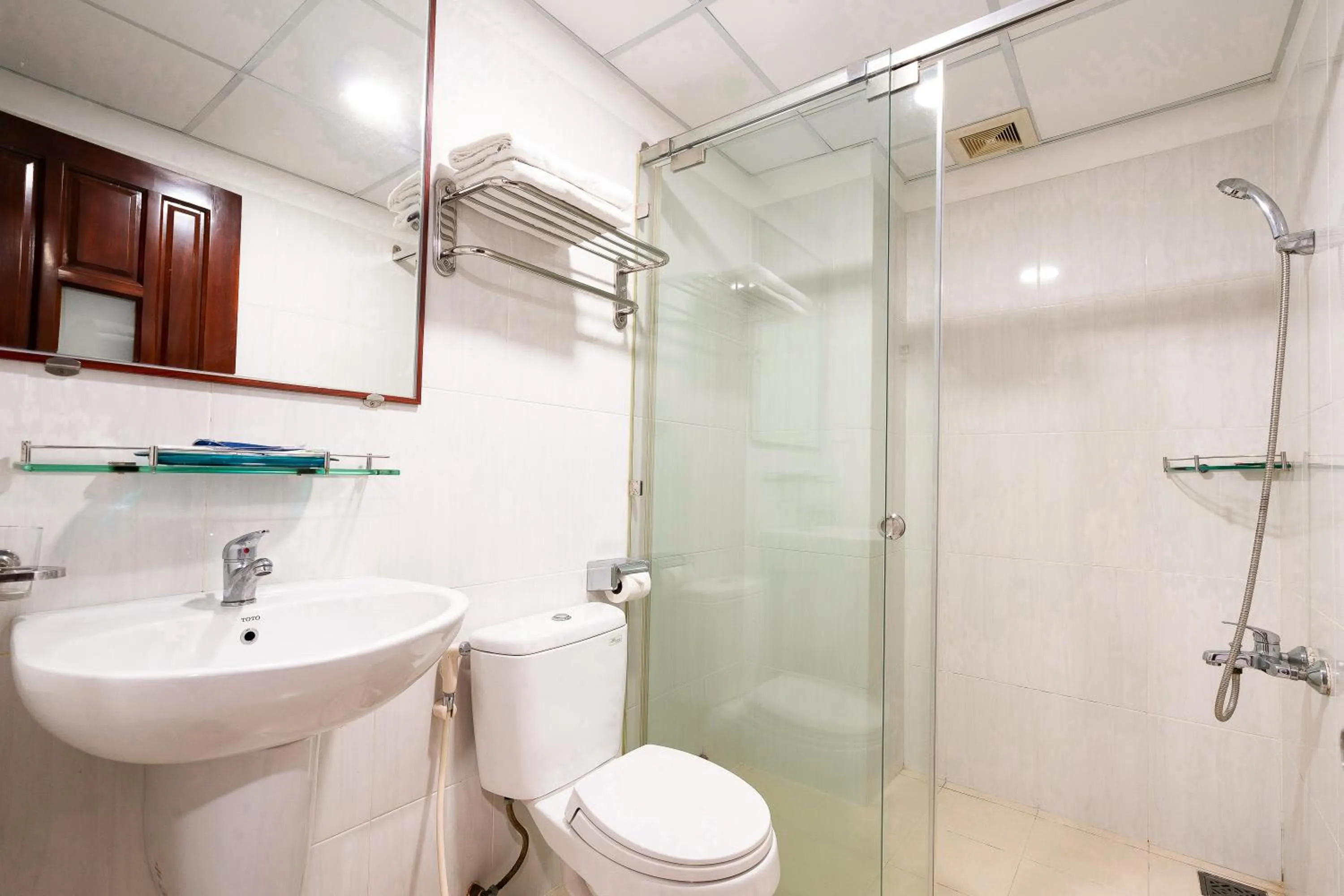 Toilet in Hoang Hoang Hotel (Bloom 3)