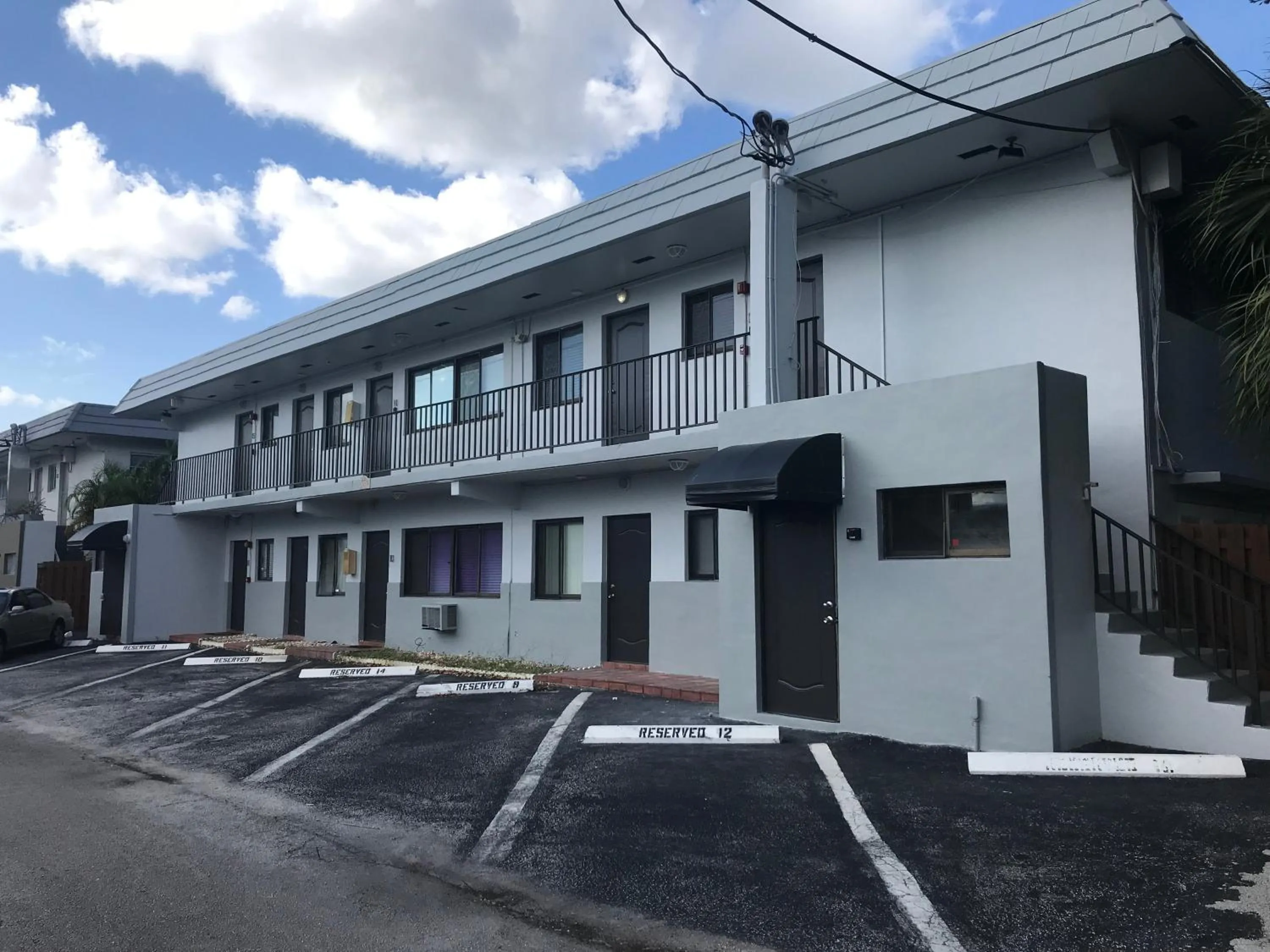 Bayview Apartments By Lowkl