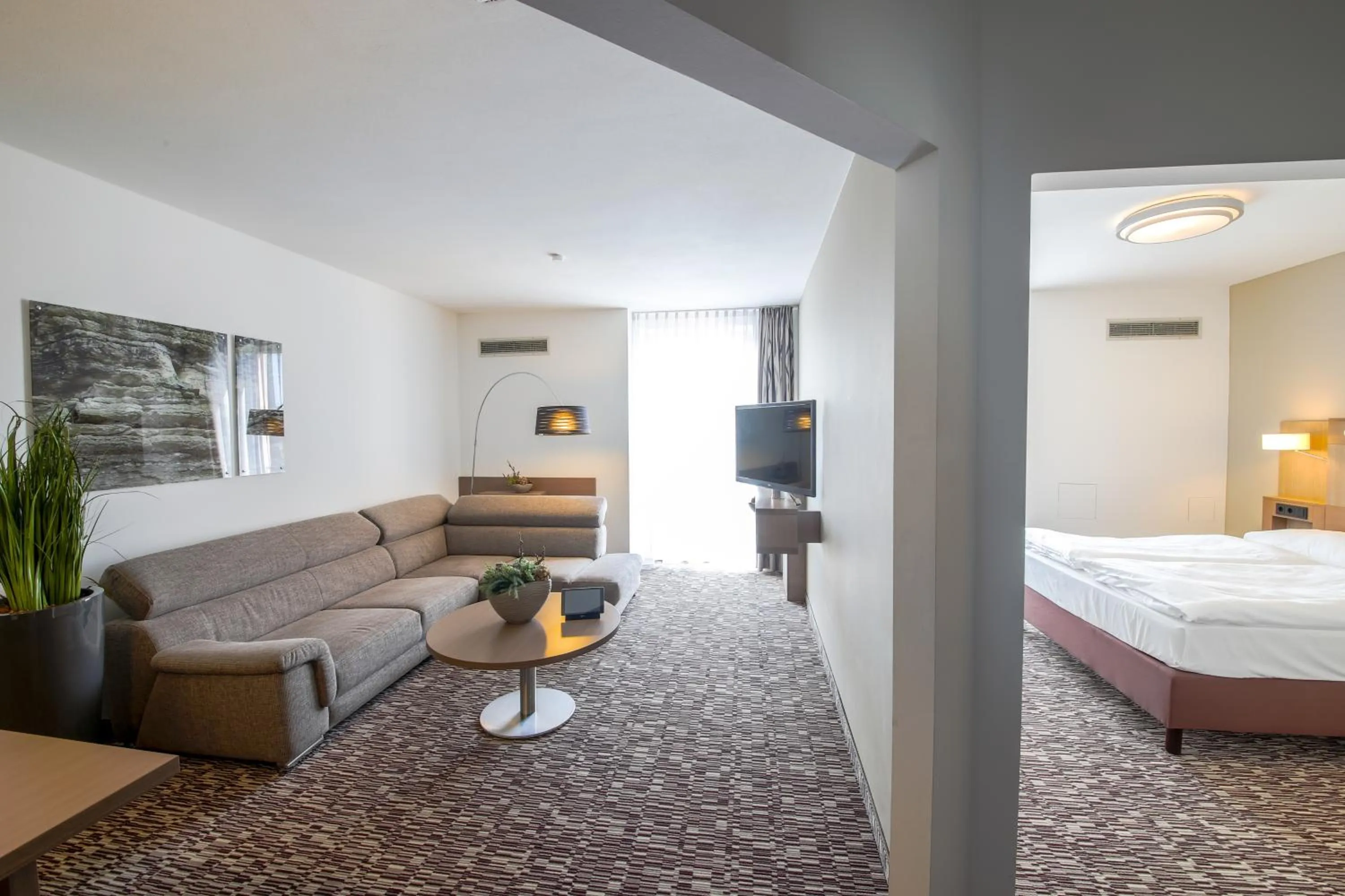 Living room, Bed in Park Inn by Radisson Göttingen