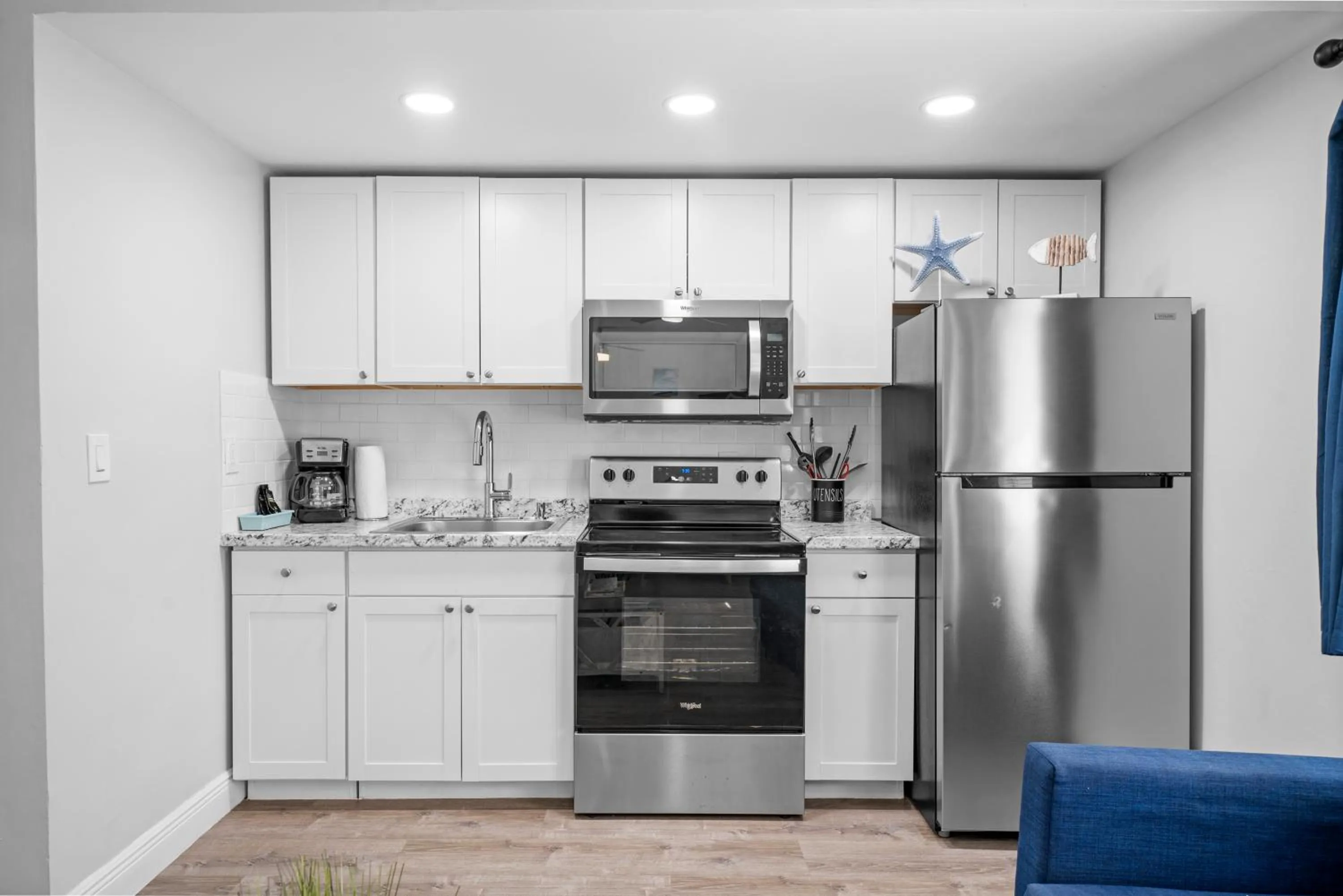 Kitchen or kitchenette in Beachside Gardens Apartments By Lowkl