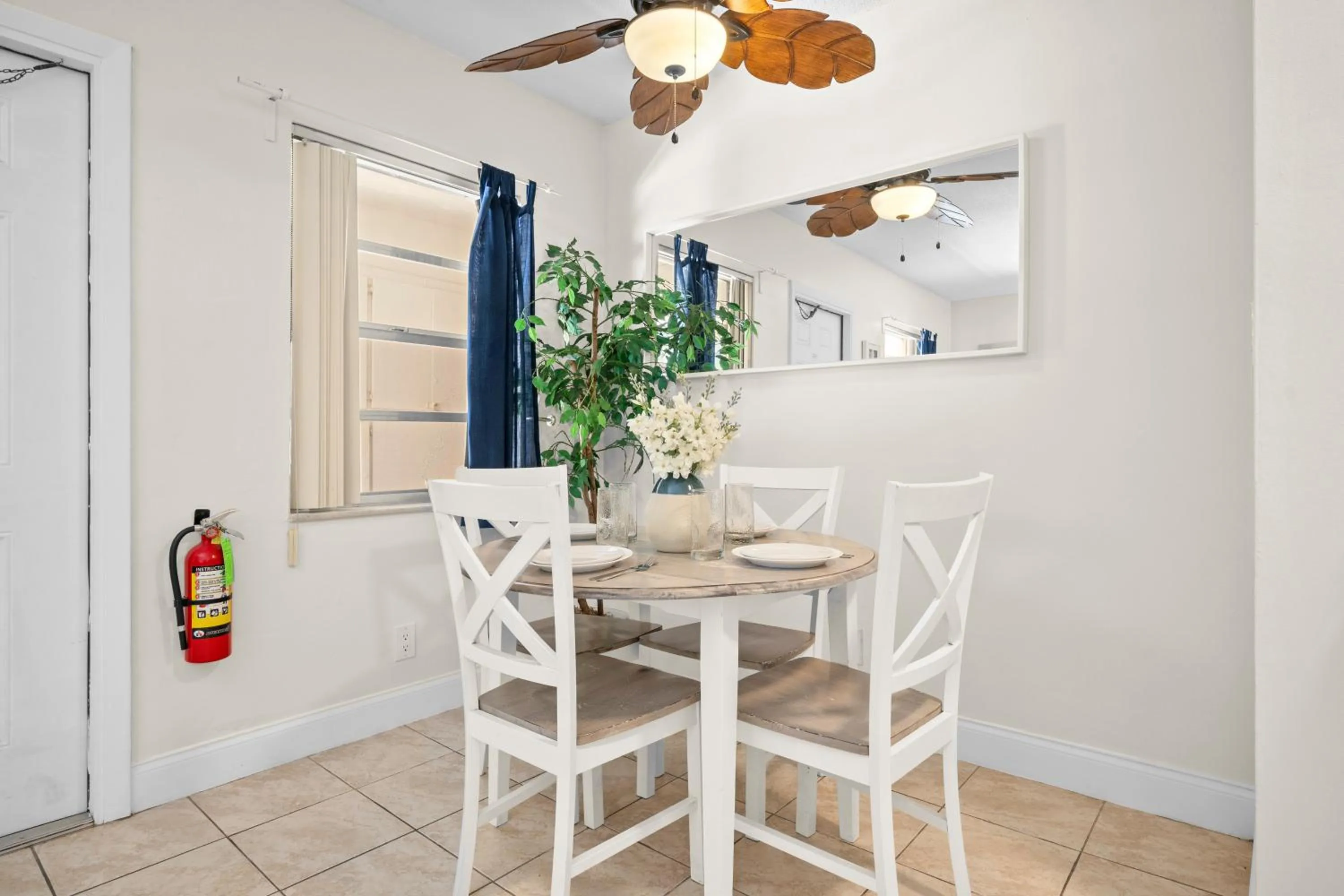 Dining area in Beachside Gardens Apartments By Lowkl