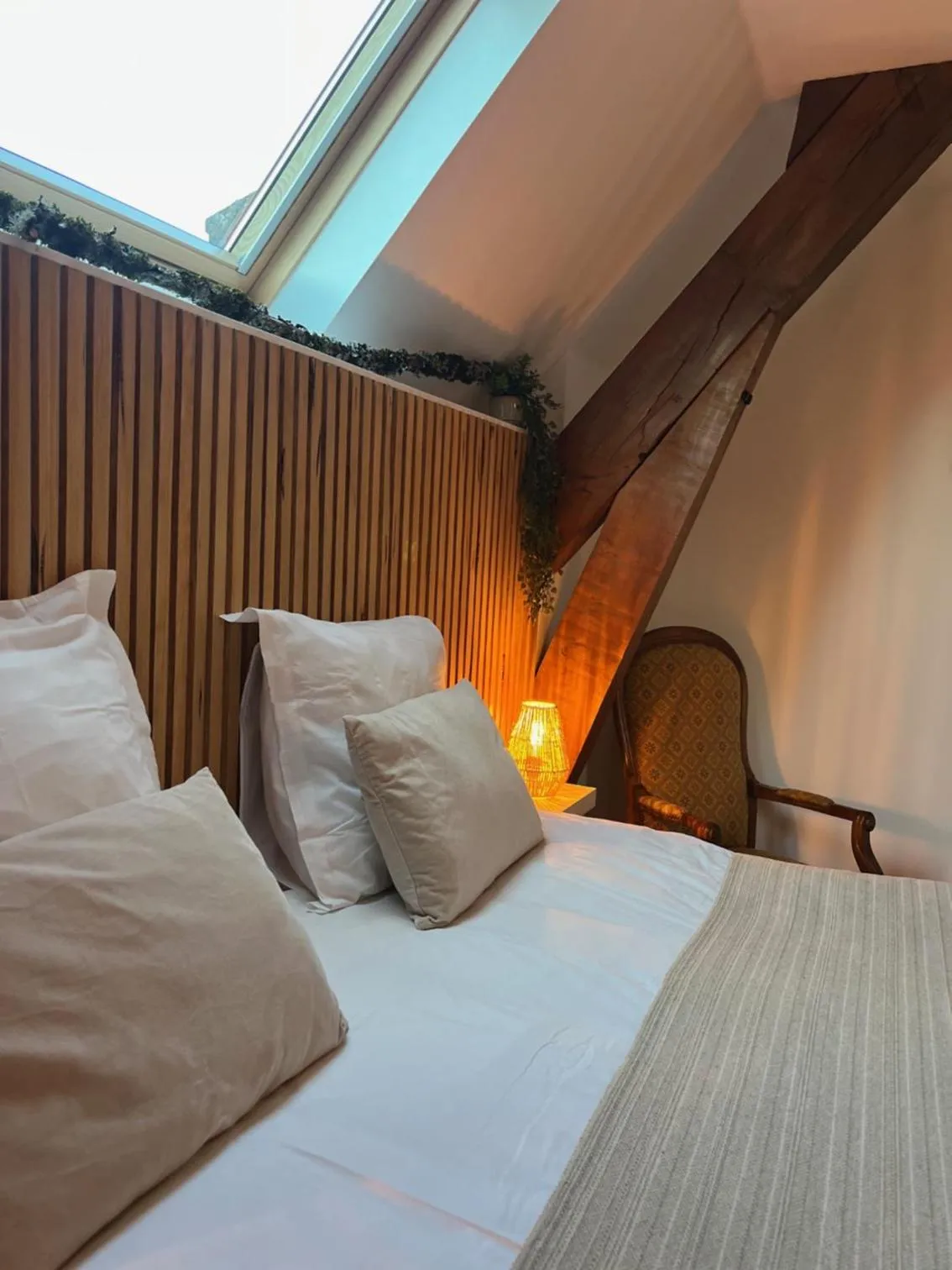 Bathroom, Bed in La Maison du Chevalier - Chambres et tables d'hôtes - adults only