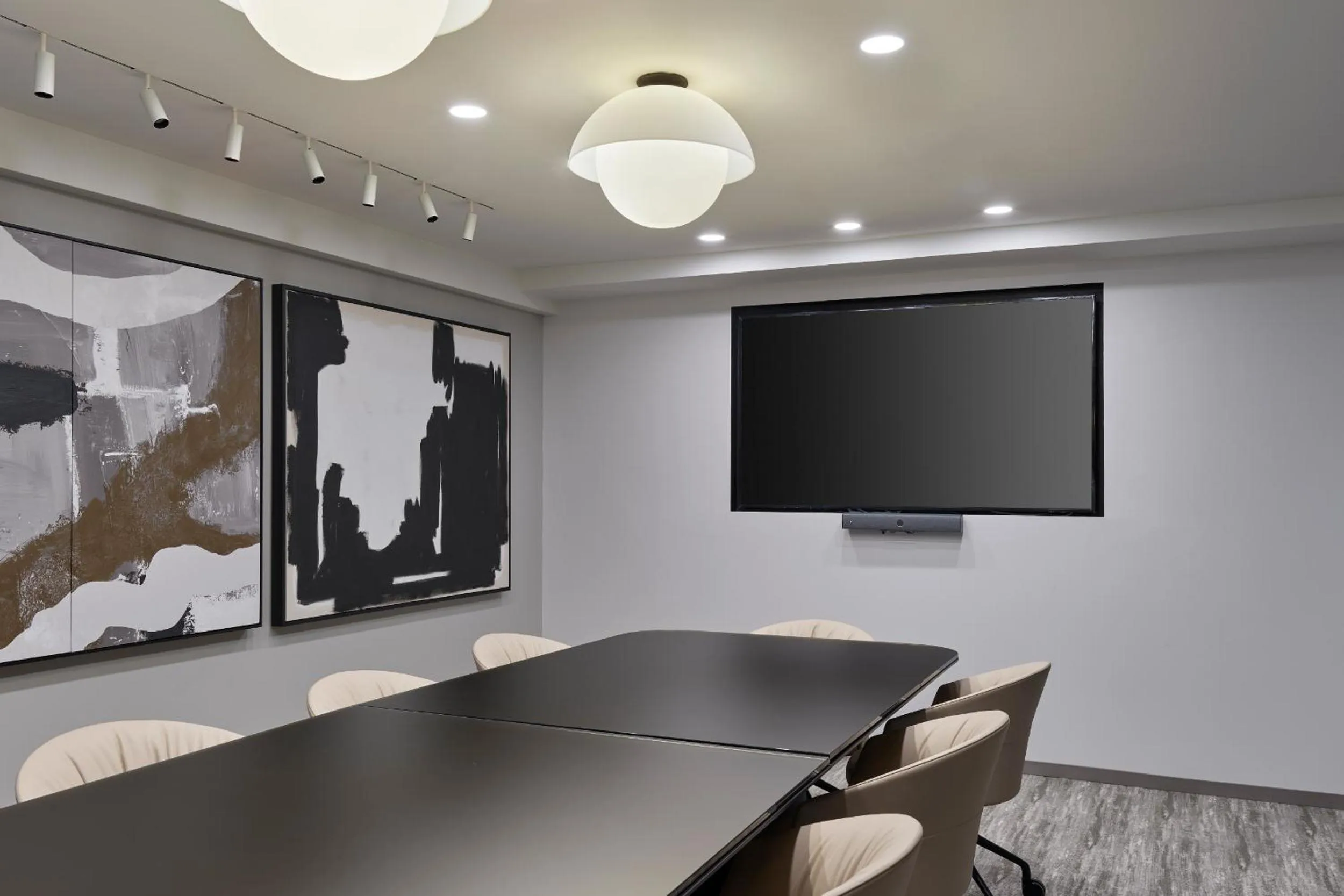 TV and multimedia in Hotel AKA Washington Circle