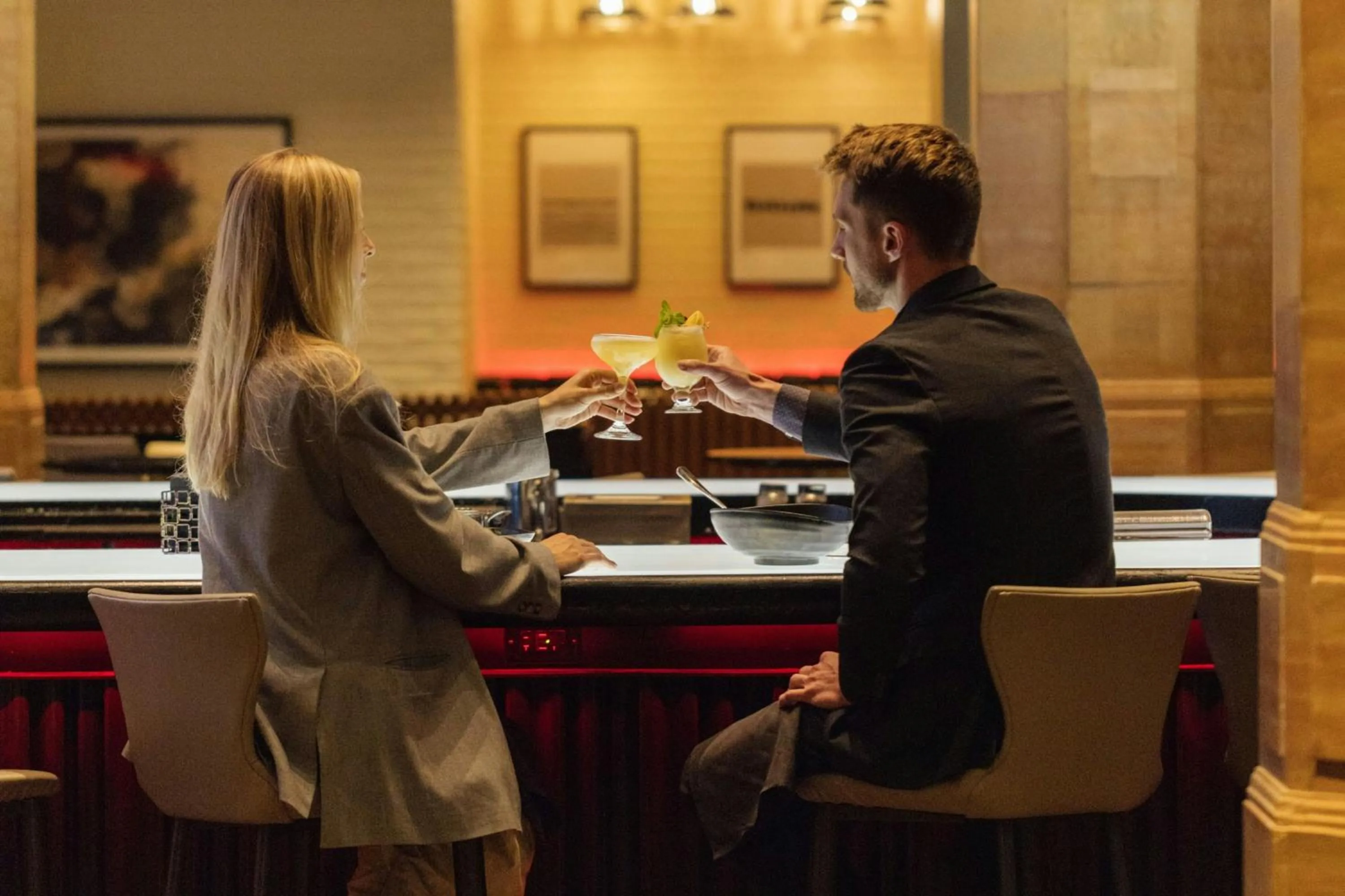 Lounge or bar in THE MIDLAND HOTEL, Chicago, a Tribute Portfolio Hotel