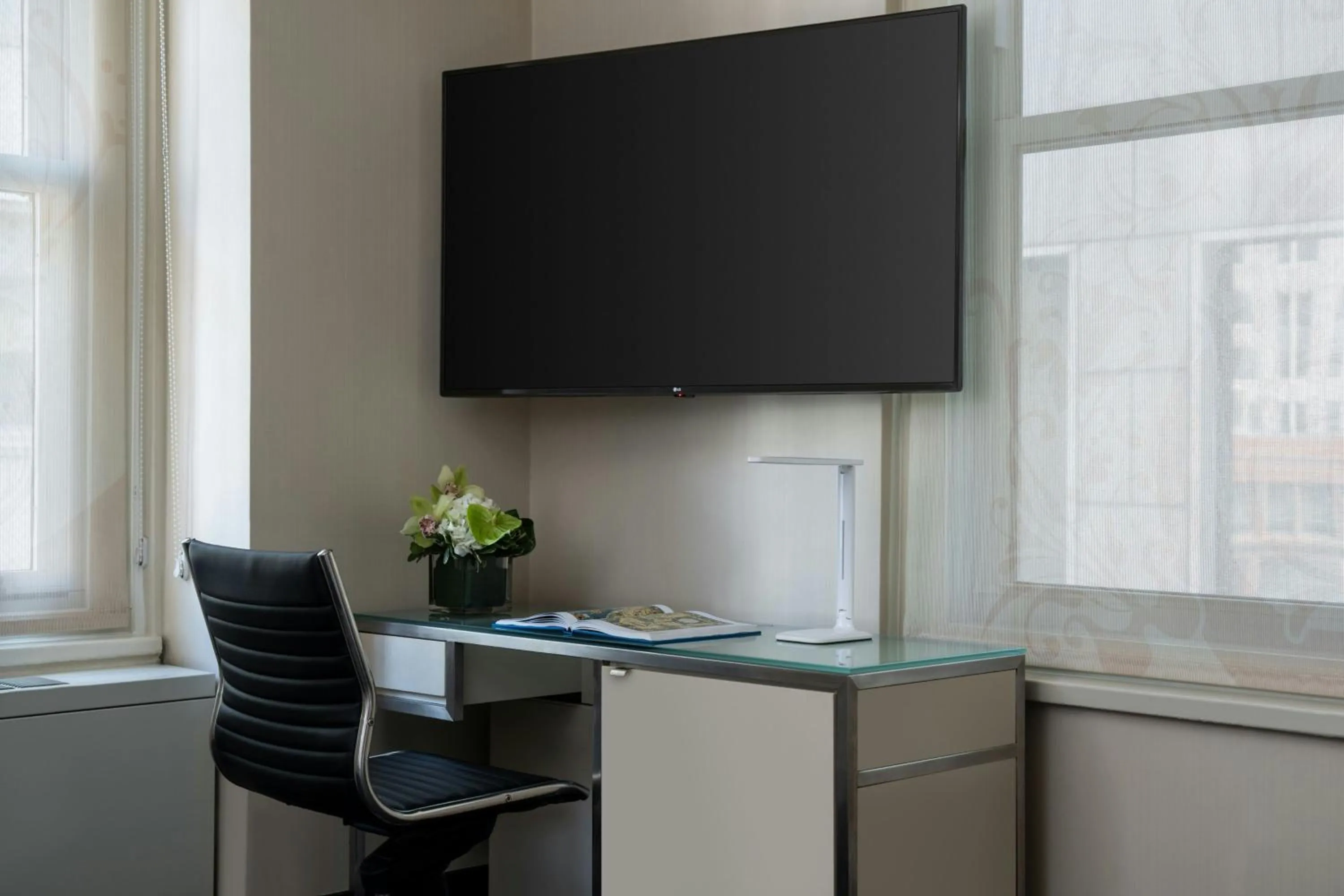 Photo of the whole room in THE MIDLAND HOTEL, Chicago, a Tribute Portfolio Hotel