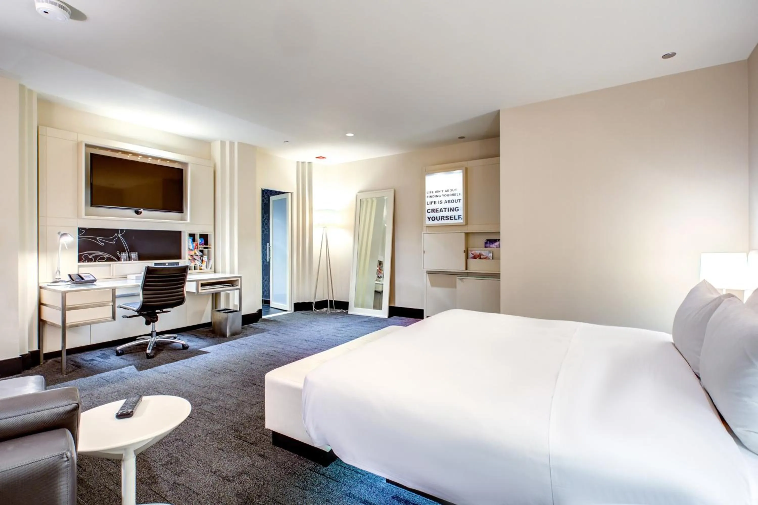 Bedroom, Bed in THE MIDLAND HOTEL, Chicago, a Tribute Portfolio Hotel