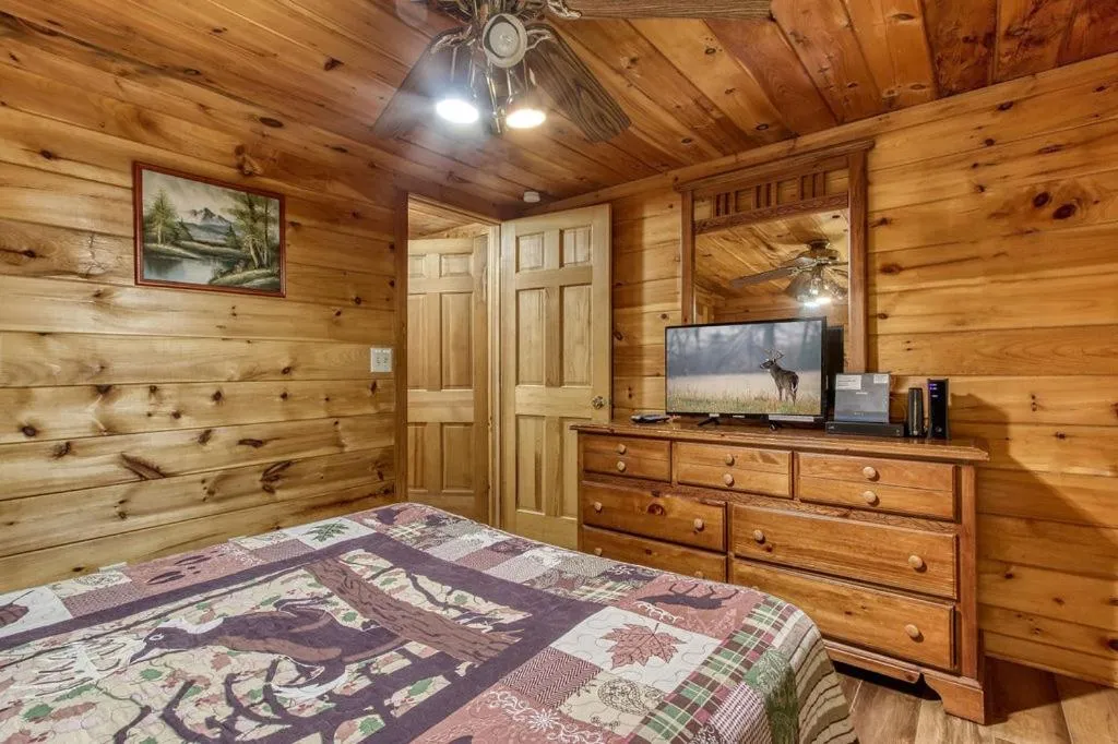 Bed in Sugar Bear Lodge, Hot Tub, WIFI, 560 FREE tickets each paid day