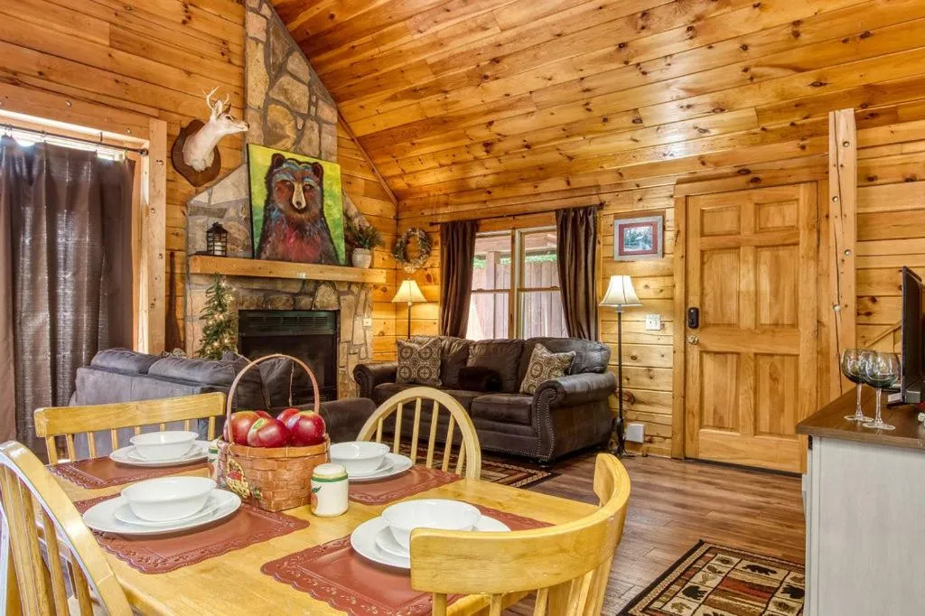 Sugar Bear Lodge, Hot Tub, WIFI, 560 FREE tickets each paid day