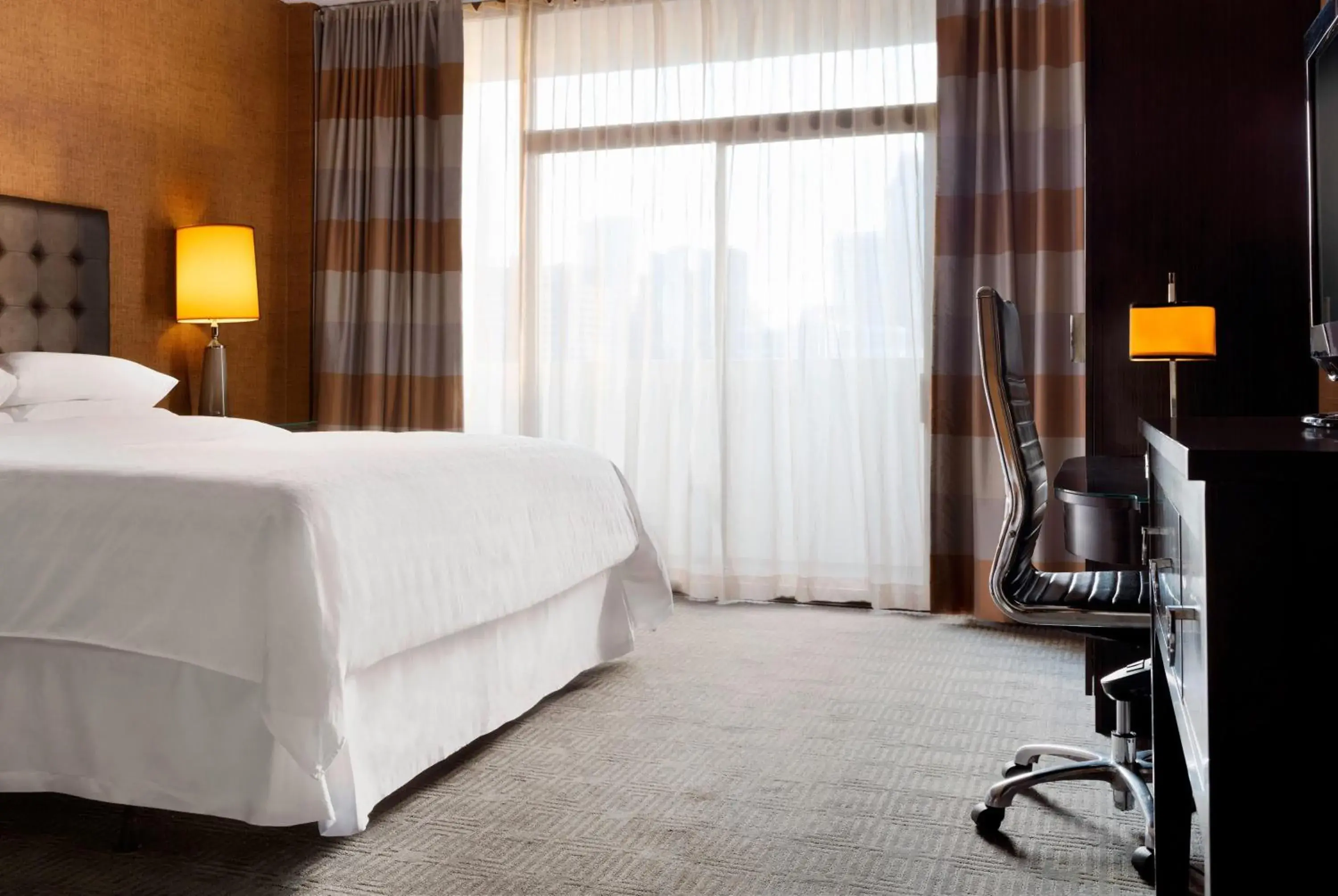 Club level, Guest room, 1 King in Sheraton Charlotte Hotel Club level, Guest room, 1 King in Sheraton Charlotte Hotel