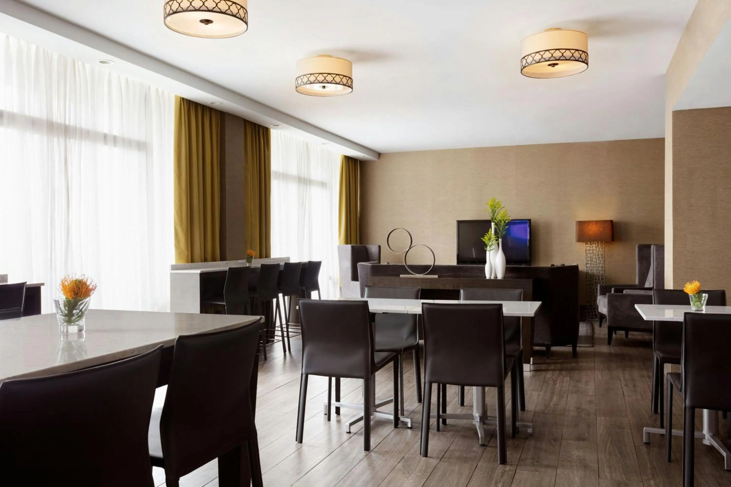 Lounge or bar in Sheraton Charlotte Hotel