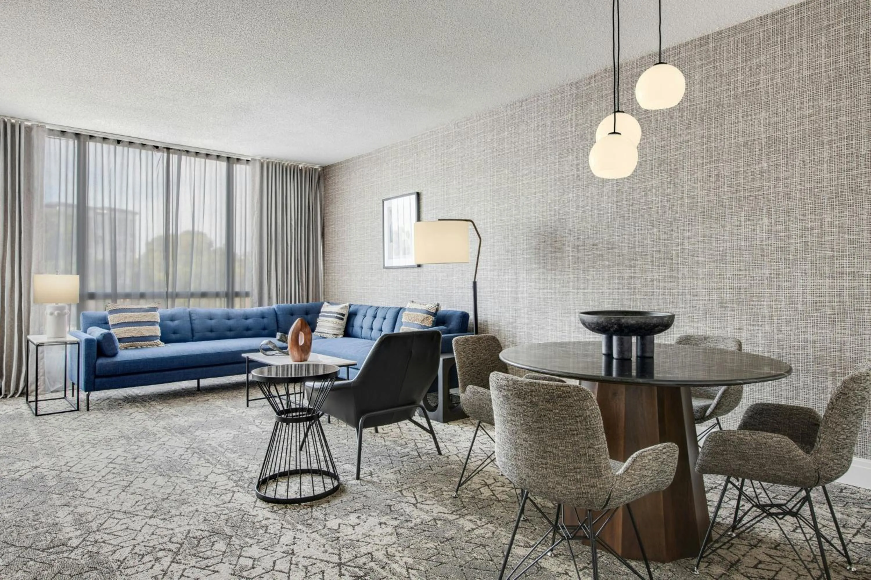 Living room in Sheraton Charlotte Hotel