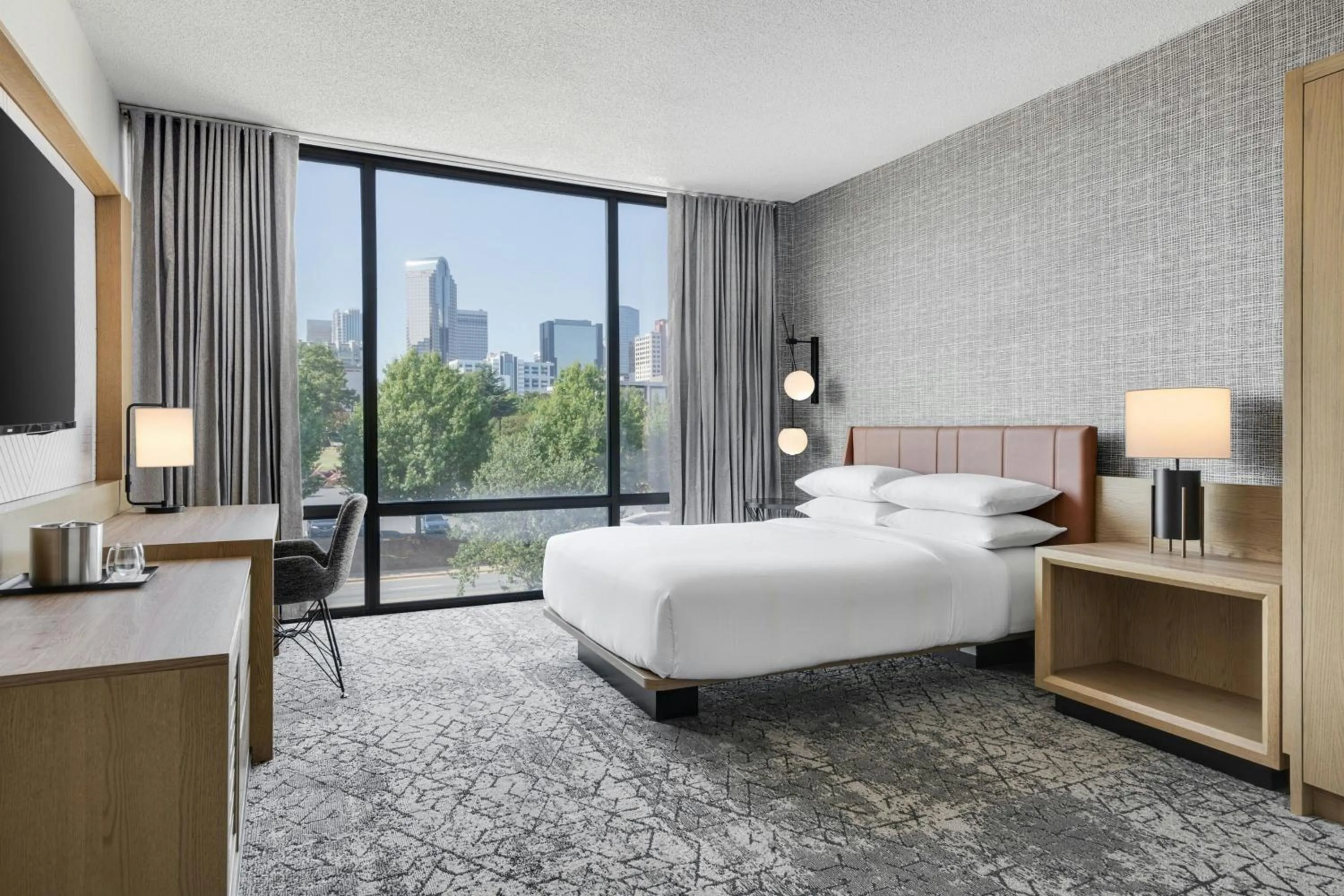 Photo of the whole room, Bed in Sheraton Charlotte Hotel