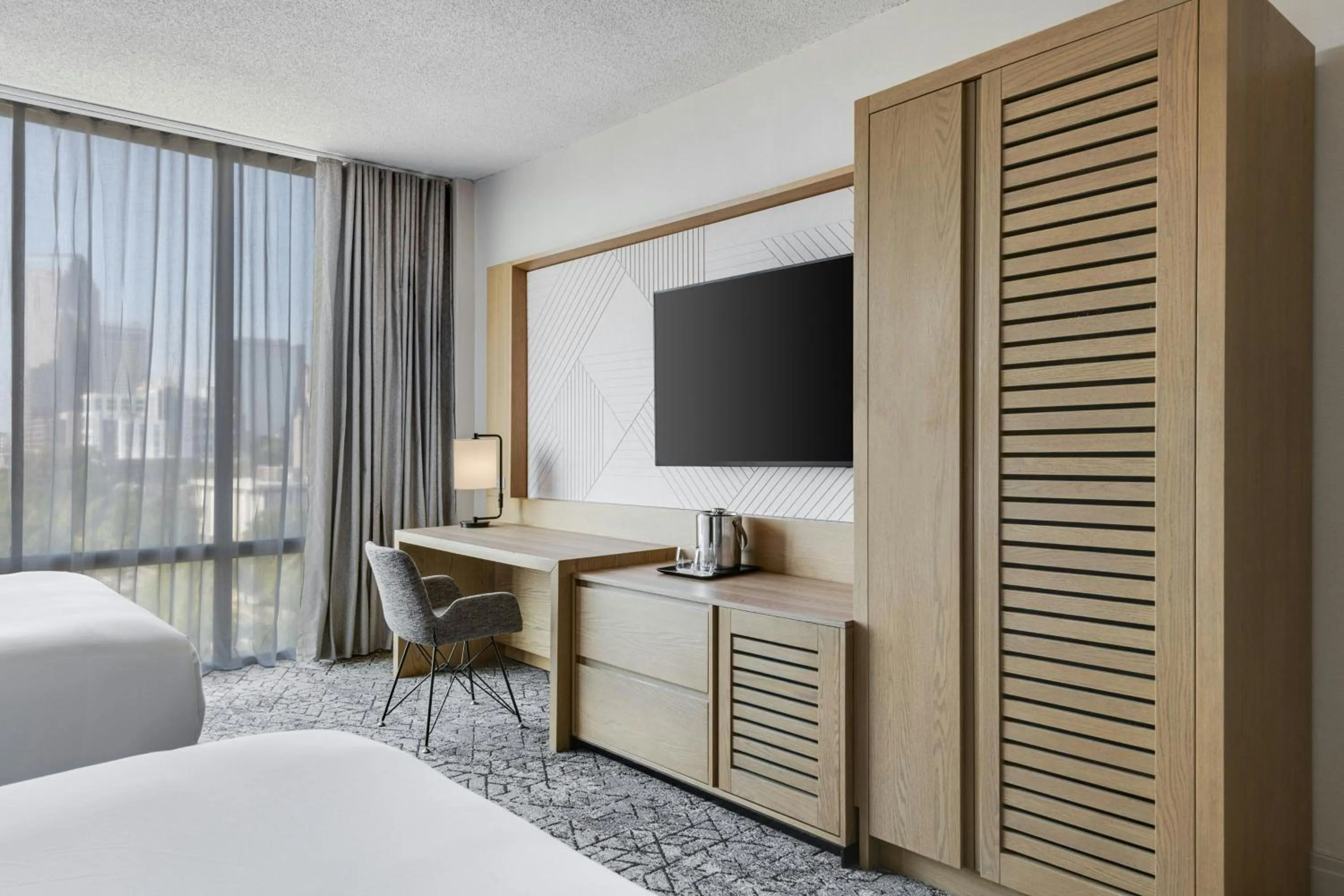 Photo of the whole room, Bed in Sheraton Charlotte Hotel