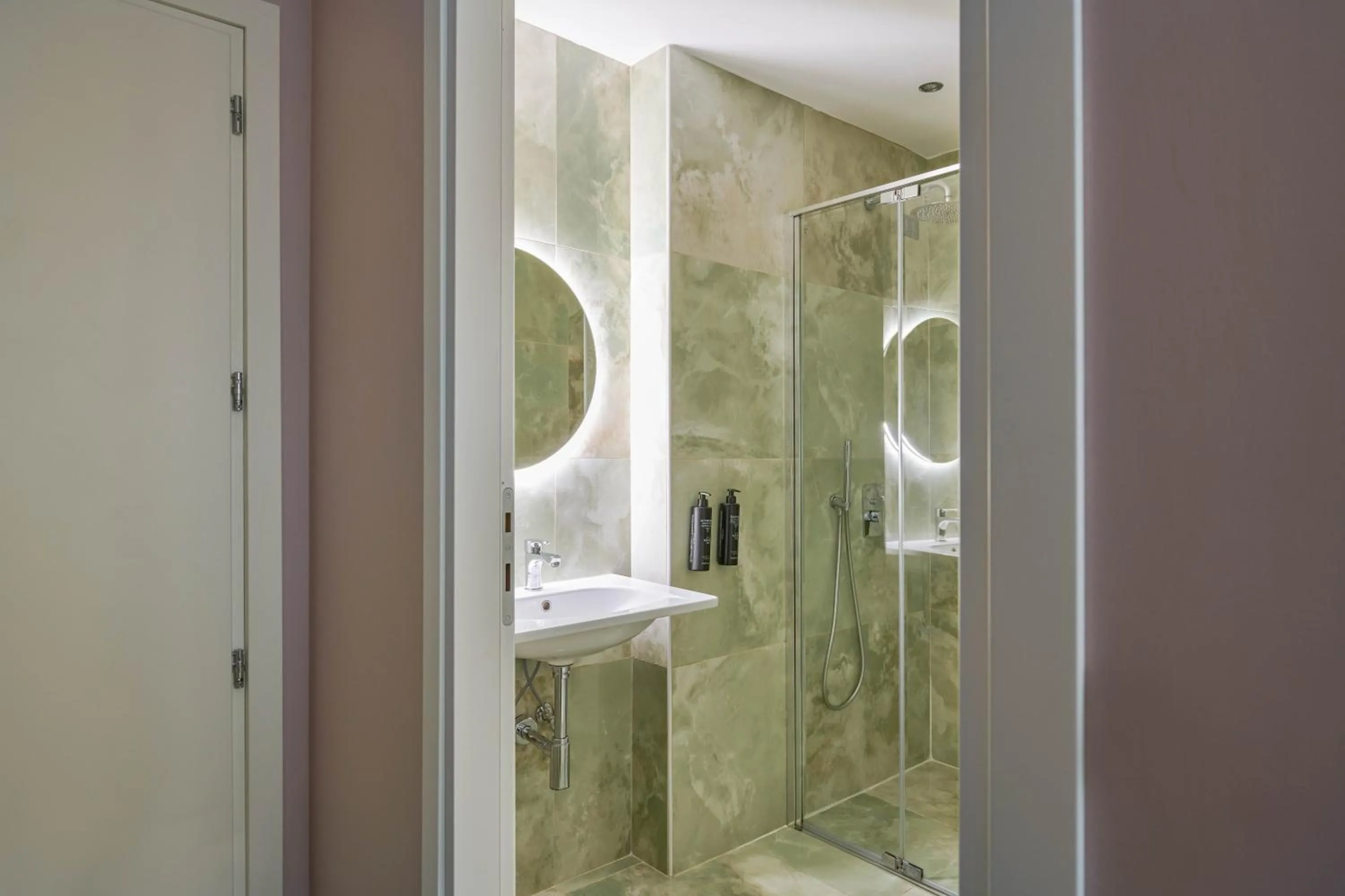 Shower in Moderno Hotel Roma