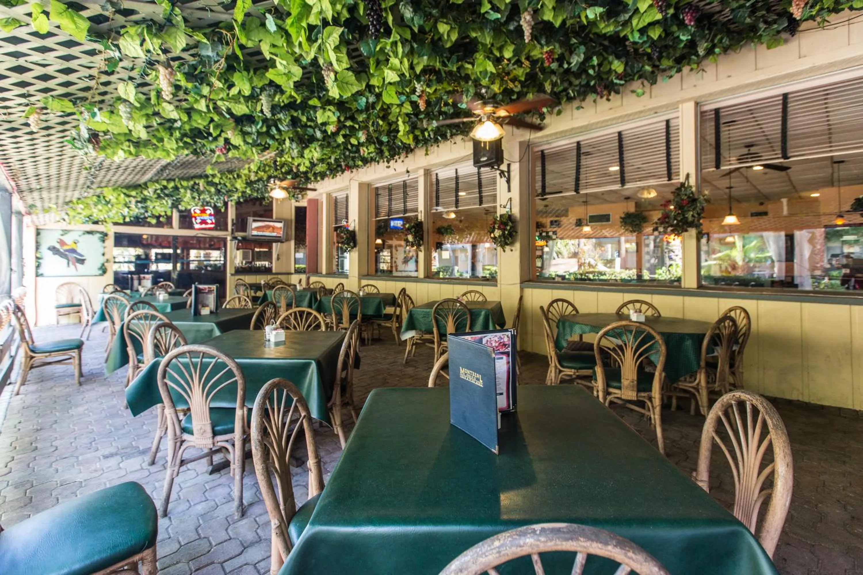 Restaurant/Places to Eat in Thunderbird Beach Hotel