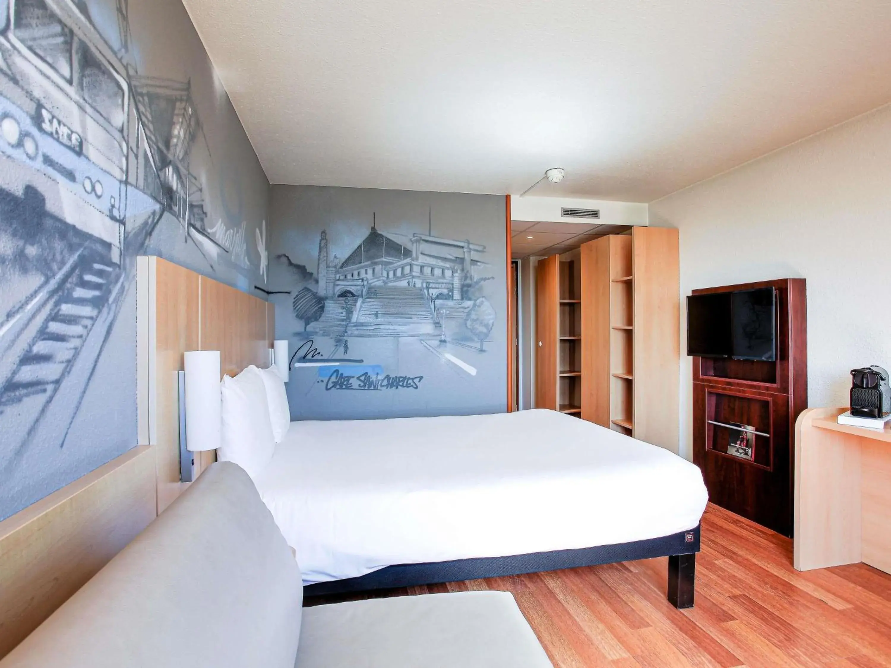 Bedroom, Bed in ibis Marseille Centre Gare Saint Charles Bedroom, Bed in ibis Marseille Centre Gare Saint Charles