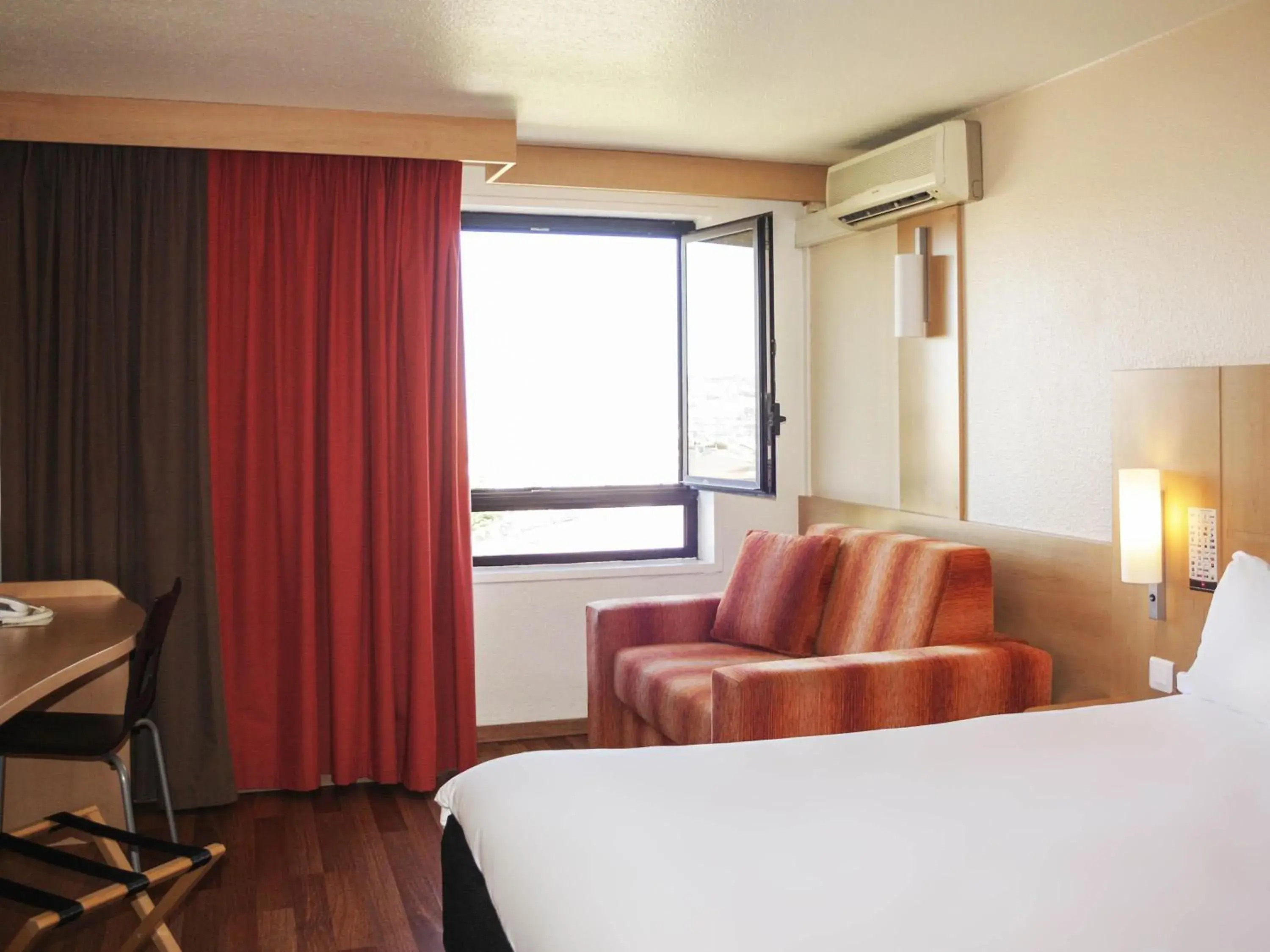 Bedroom, Bed in ibis Marseille Centre Gare Saint Charles Bedroom, Bed in ibis Marseille Centre Gare Saint Charles