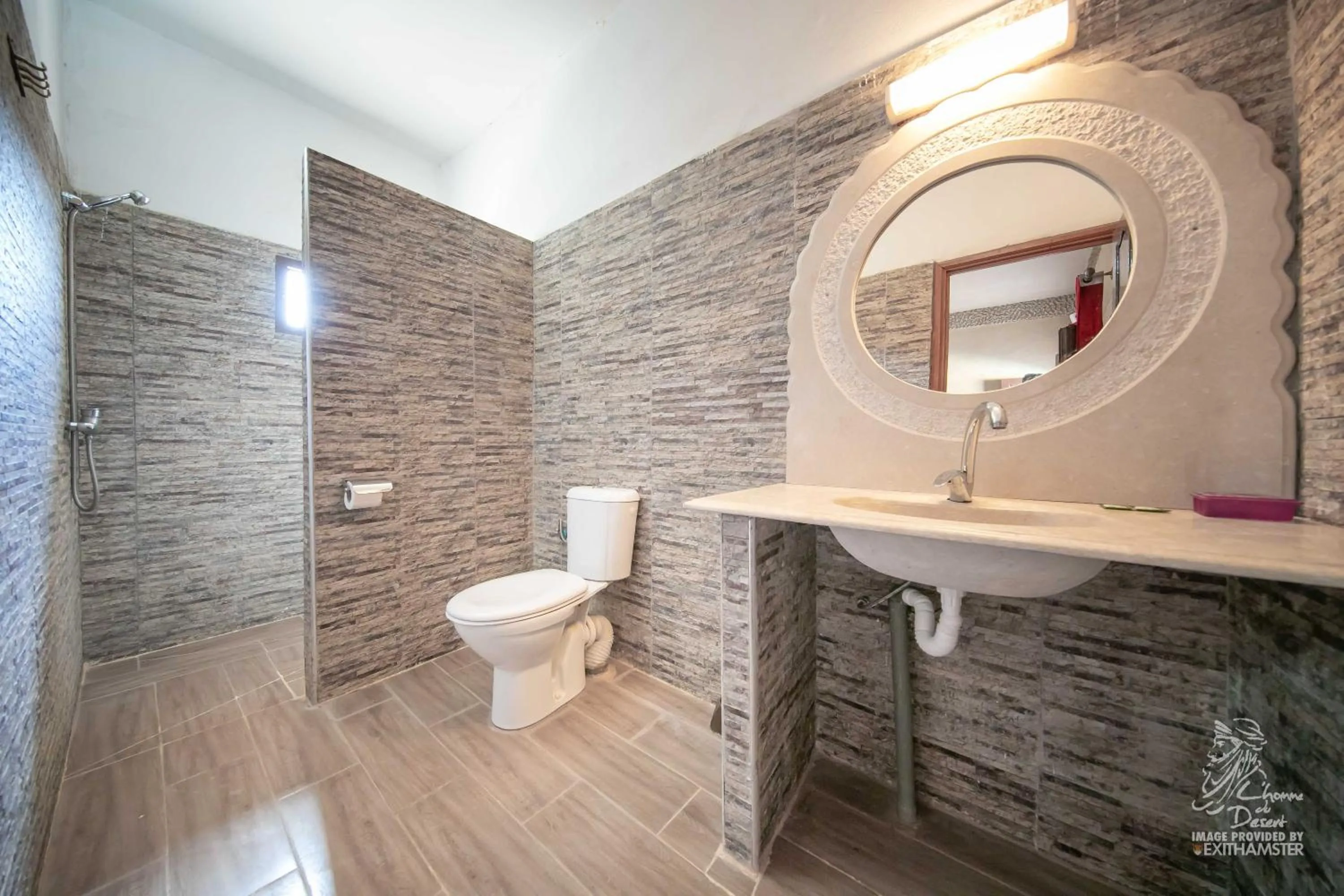 Toilet in L'homme Du Désert A Merzouga