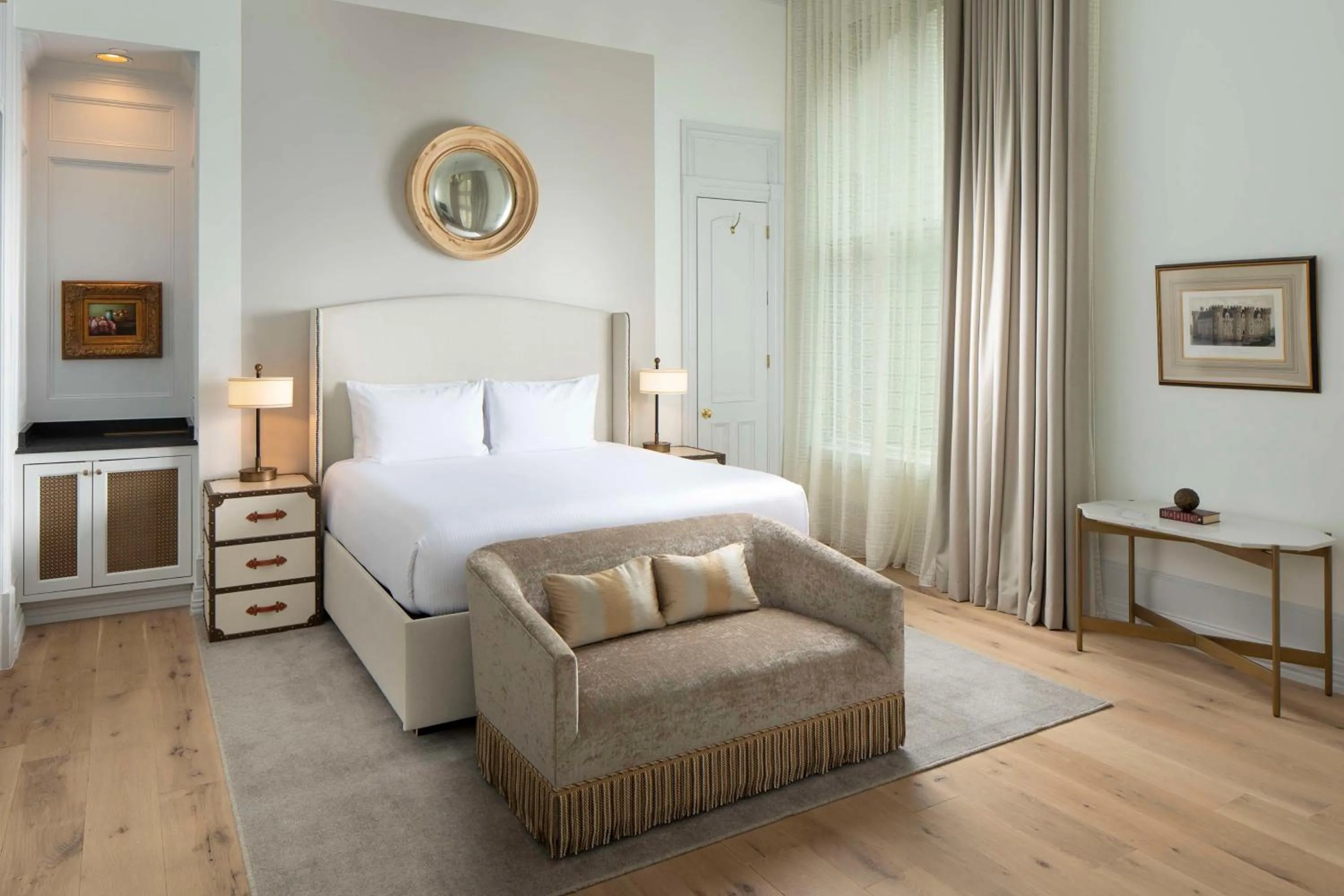 Photo of the whole room, Bed in The Driskill