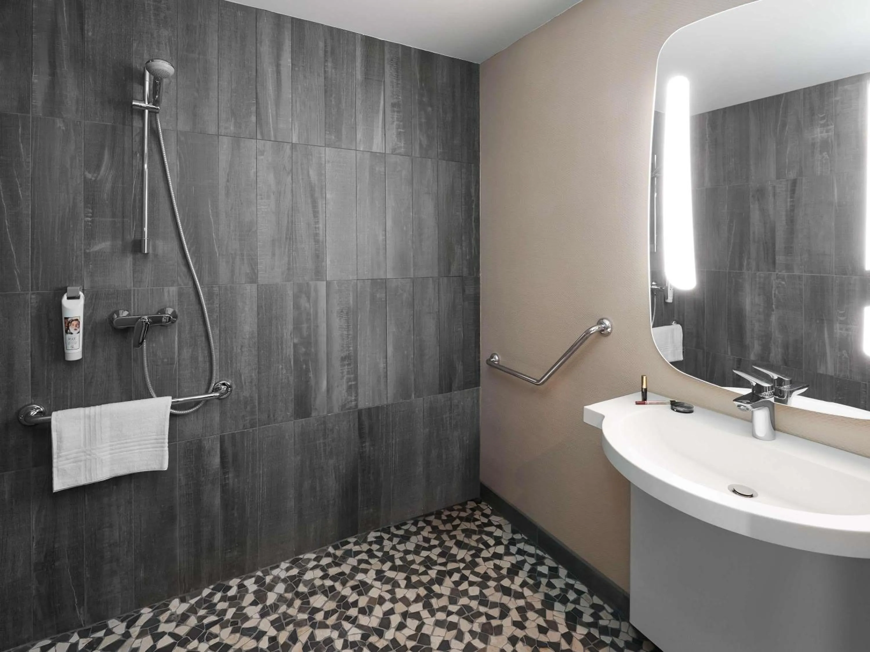 Bedroom in ibis Strasbourg Centre Gare