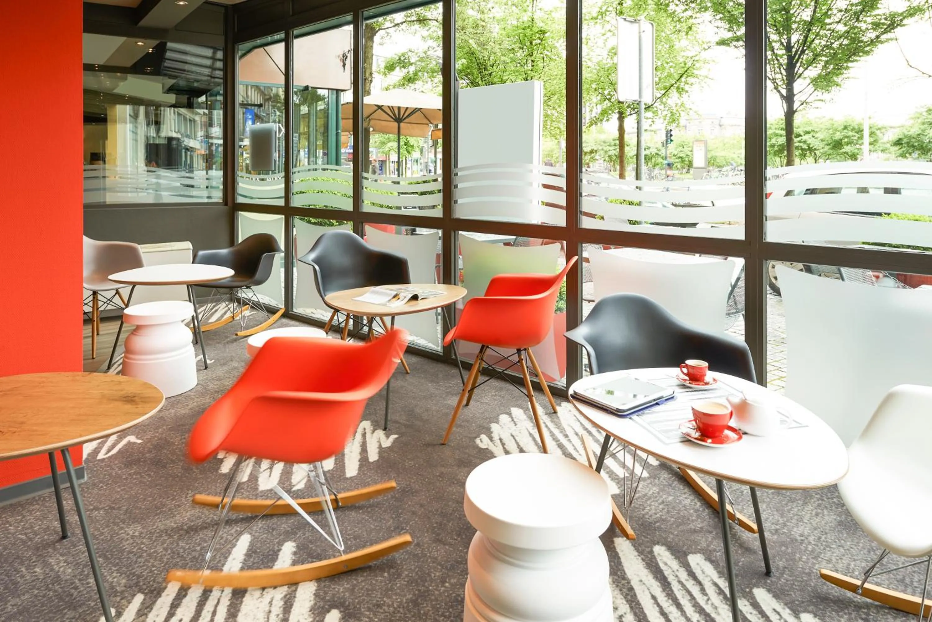 Lobby or reception in ibis Strasbourg Centre Gare