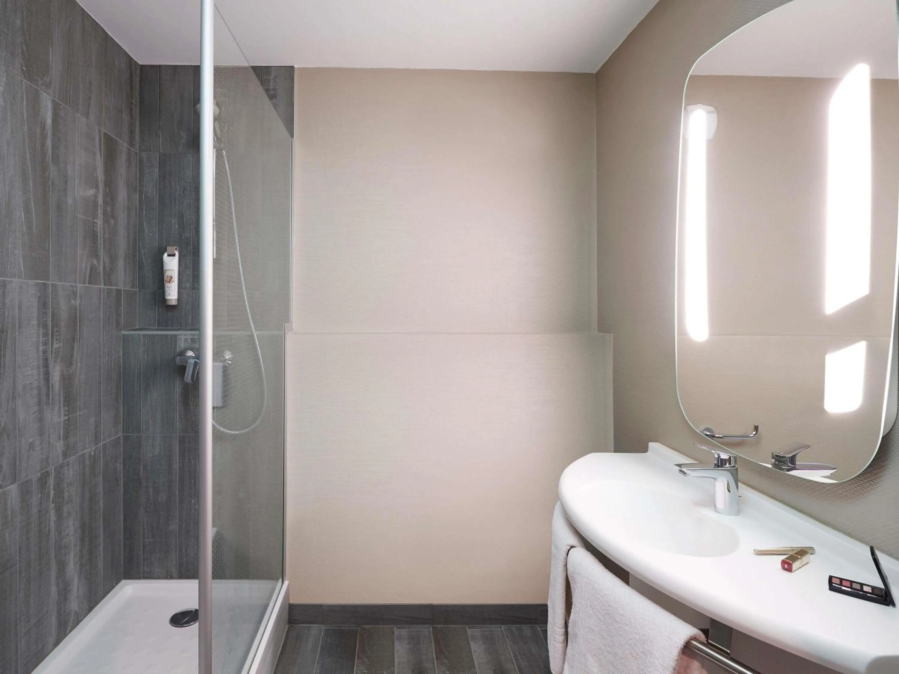 Bedroom in ibis Strasbourg Centre Gare