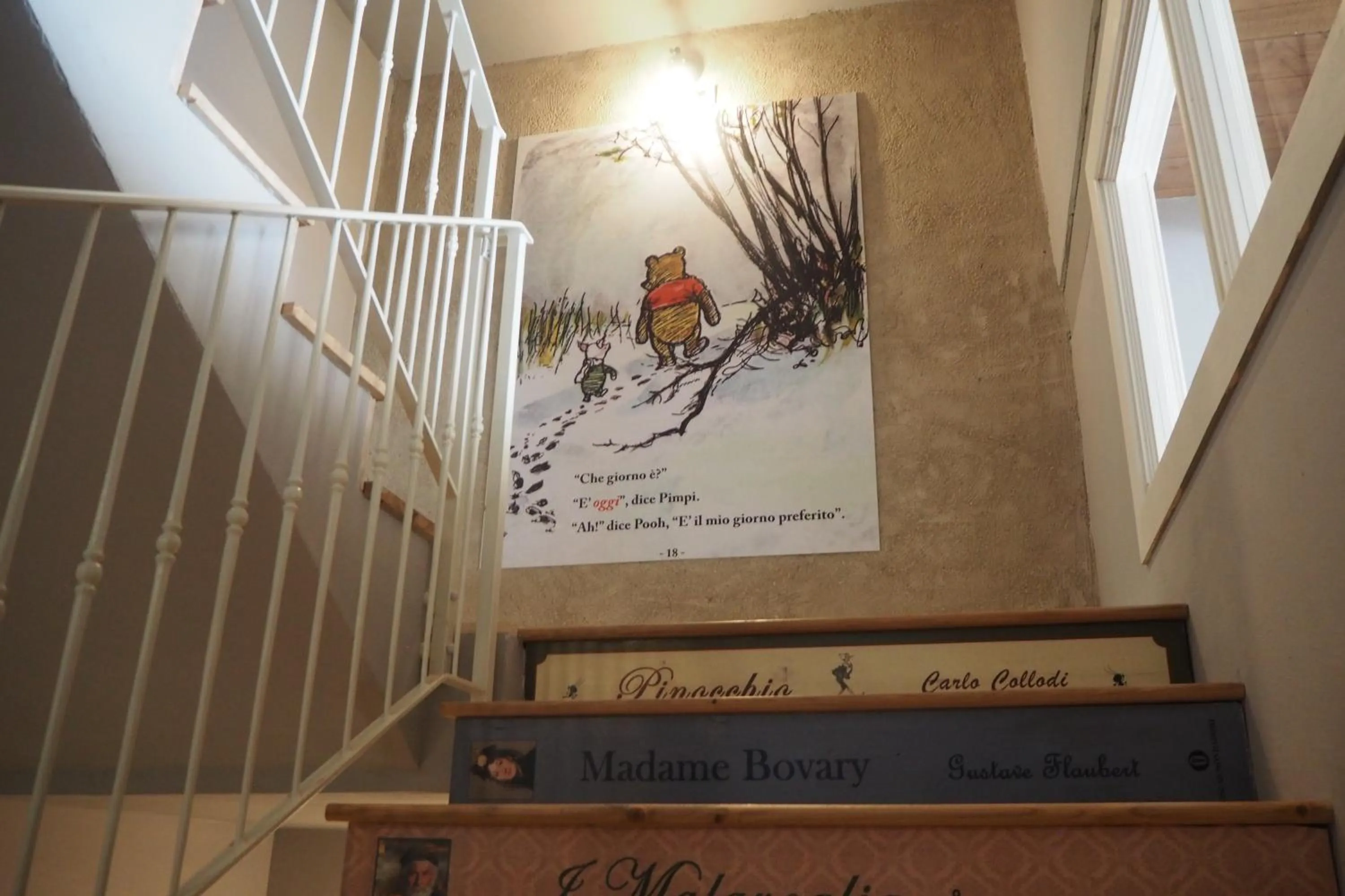 Library in B&B Antique Maison