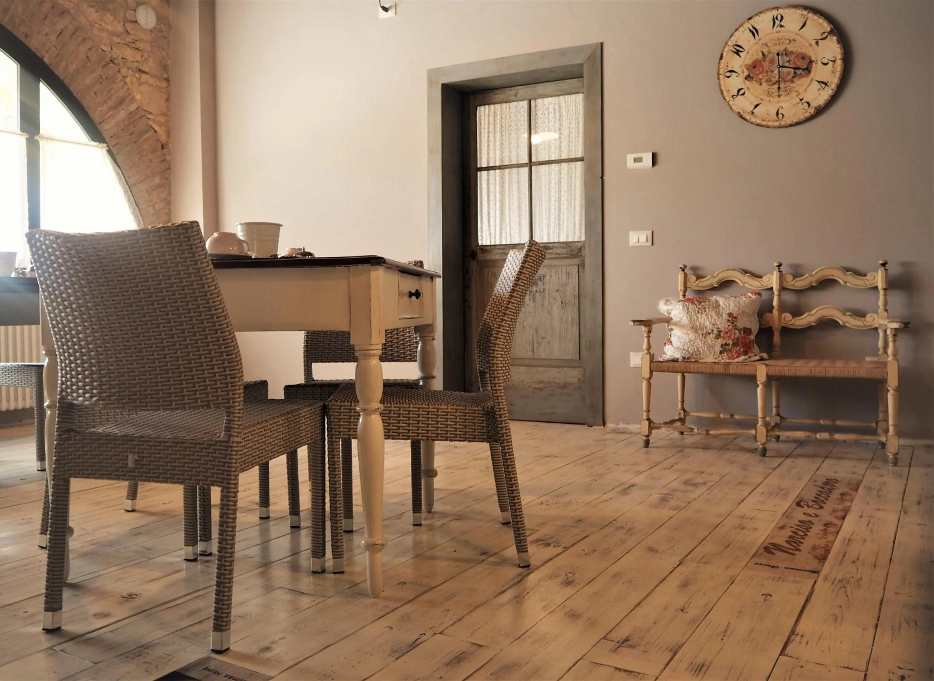 Dining area in B&B Antique Maison