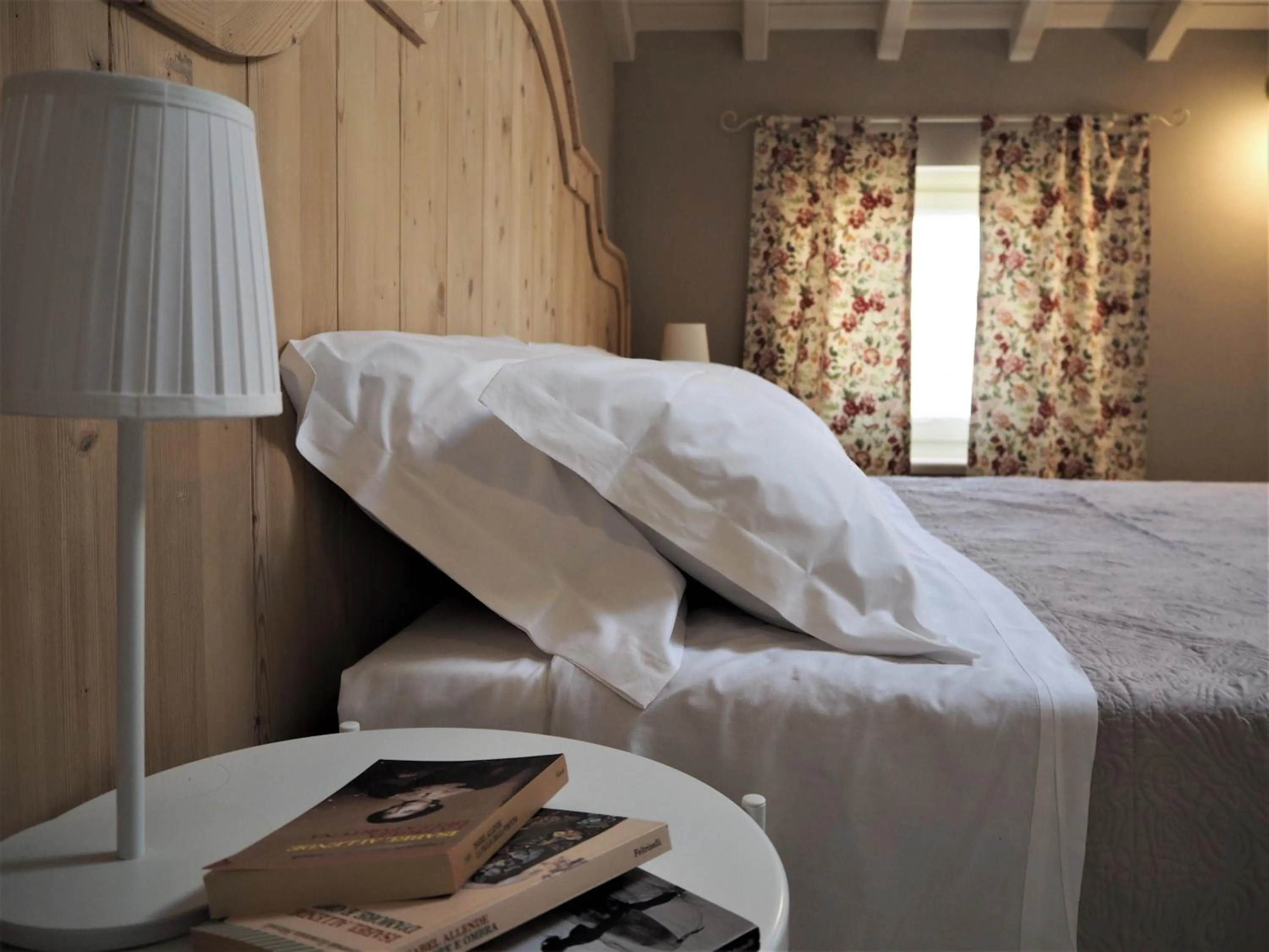 Decorative detail, Bed in B&B Antique Maison