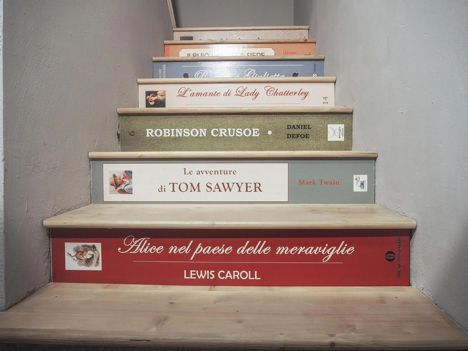 Library in B&B Antique Maison