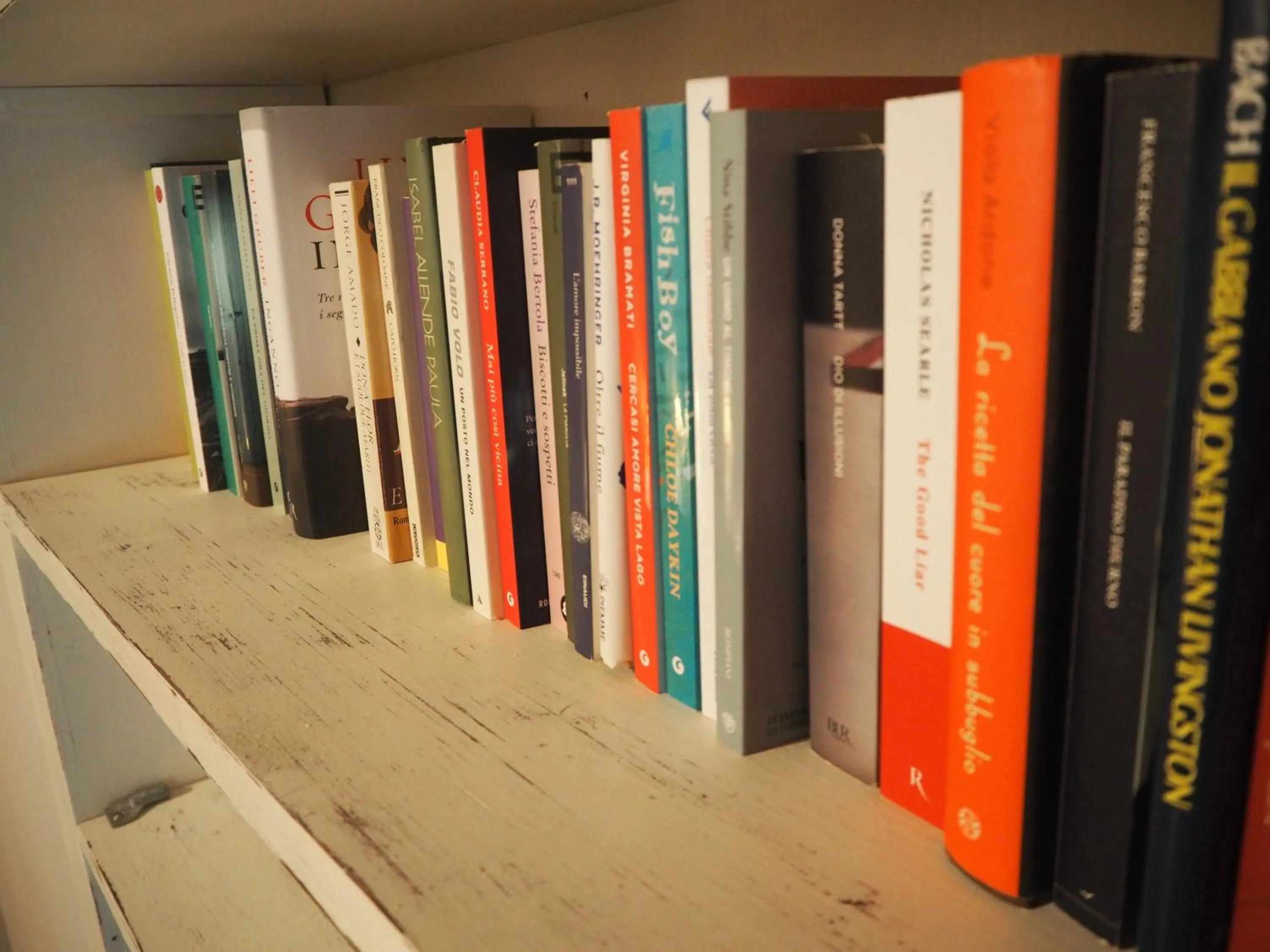 Library in B&B Antique Maison